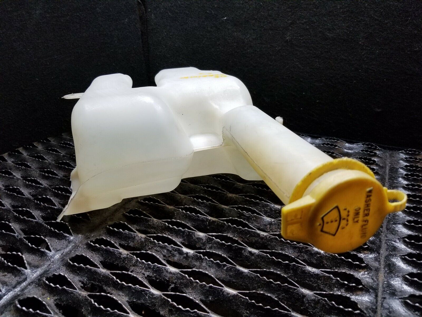 04 05 06 Chrysler Sebring Convertible Windshield Washer Tank Reservoir OEM