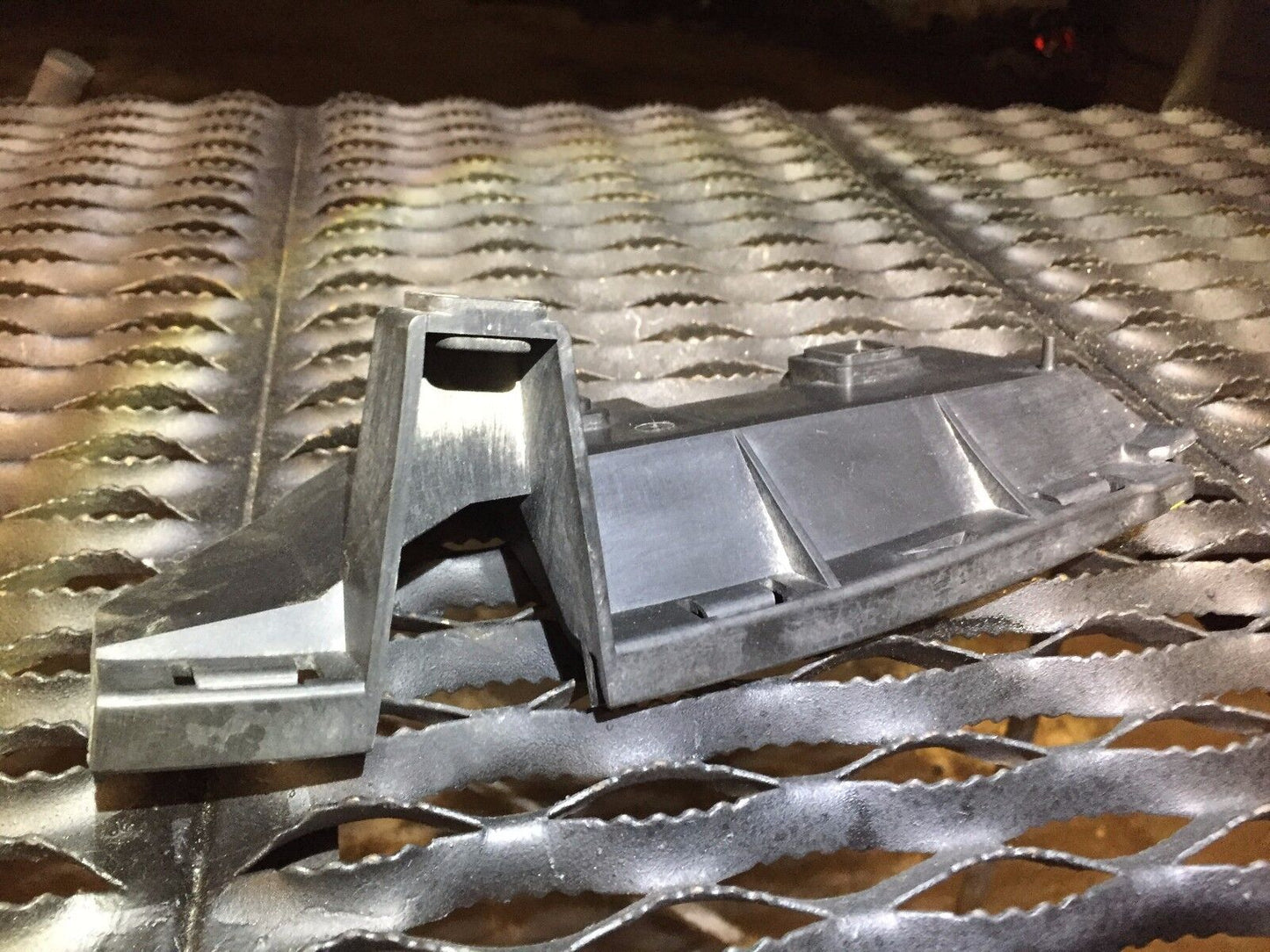 05 06 07 08 09 10 11volvo S40 Passenger Side Rear Bumper Bracket Mount Guide OEM