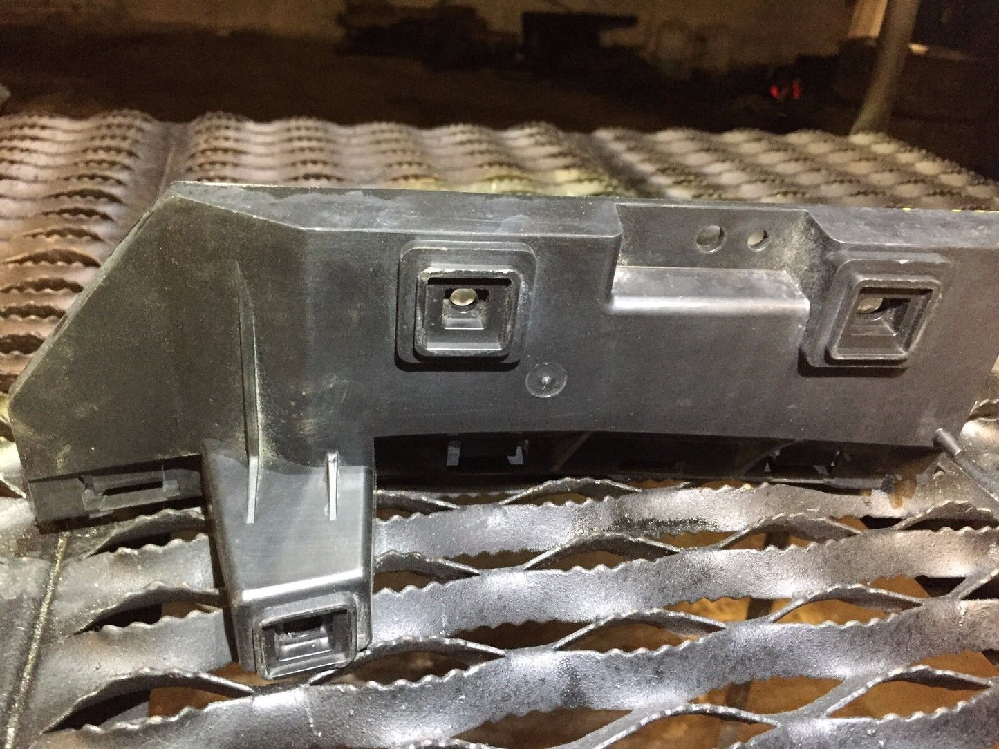 05 06 07 08 09 10 11volvo S40 Passenger Side Rear Bumper Bracket Mount Guide OEM