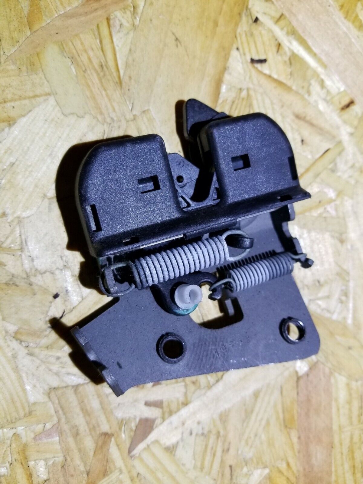 04 05 06 07 BMW 530xi E60 Rear Seat Latch Lock Driver Side Left 7112863 OEM