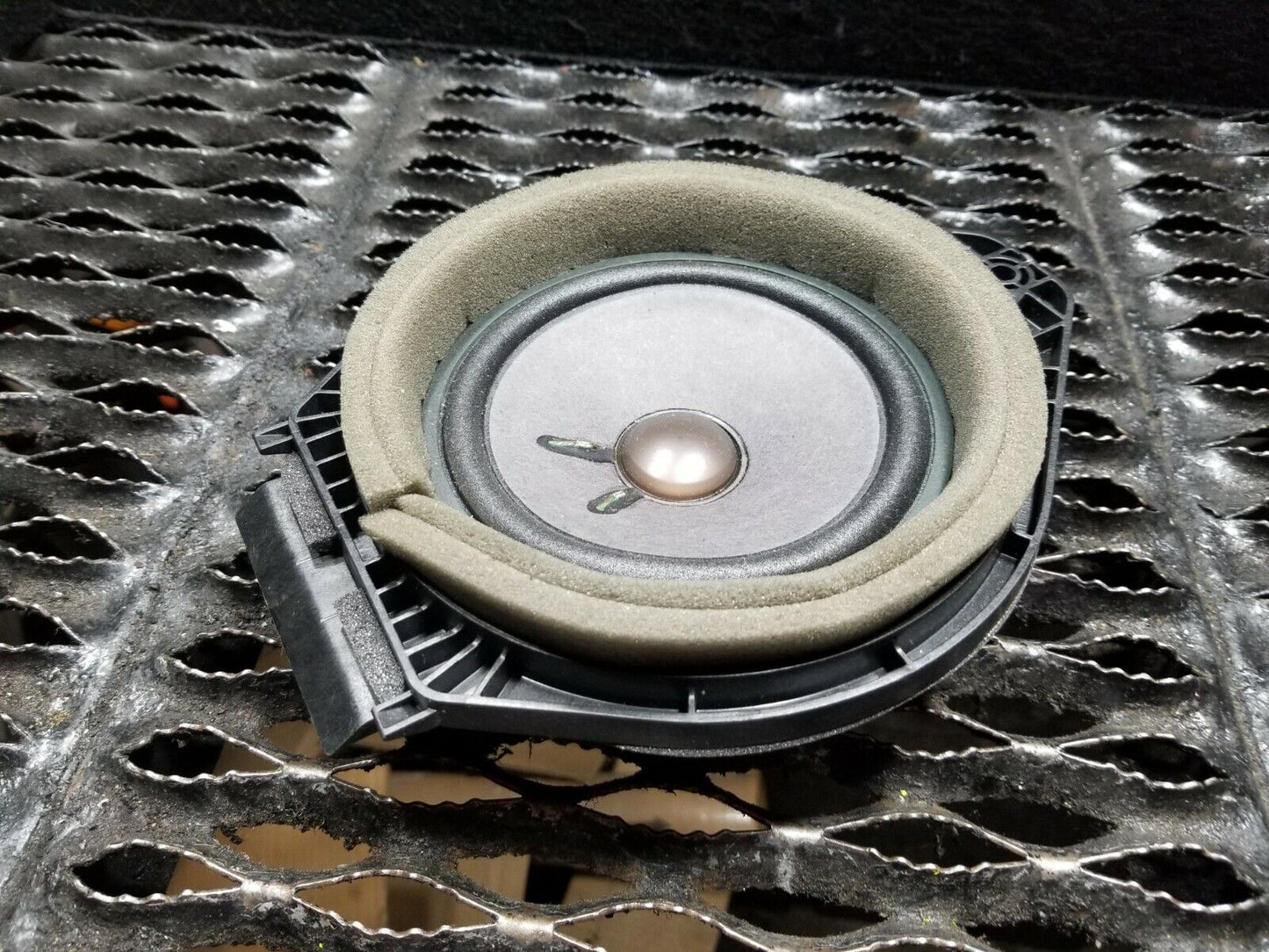 13 14 15 GMC Acadia Rear Left Driver Door Speaker 20935388 OEM