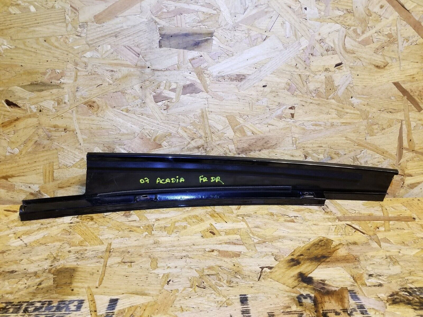07 08 09 10 11 12 GMC Acadia Front Left Driver Side Door B Pillar Molding OEM