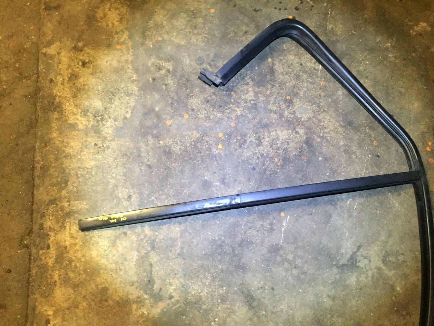 98 99 00 01 Mercedes W163 Ml320 Rear Passenger Outer Weahetstrip Seal OEM D34