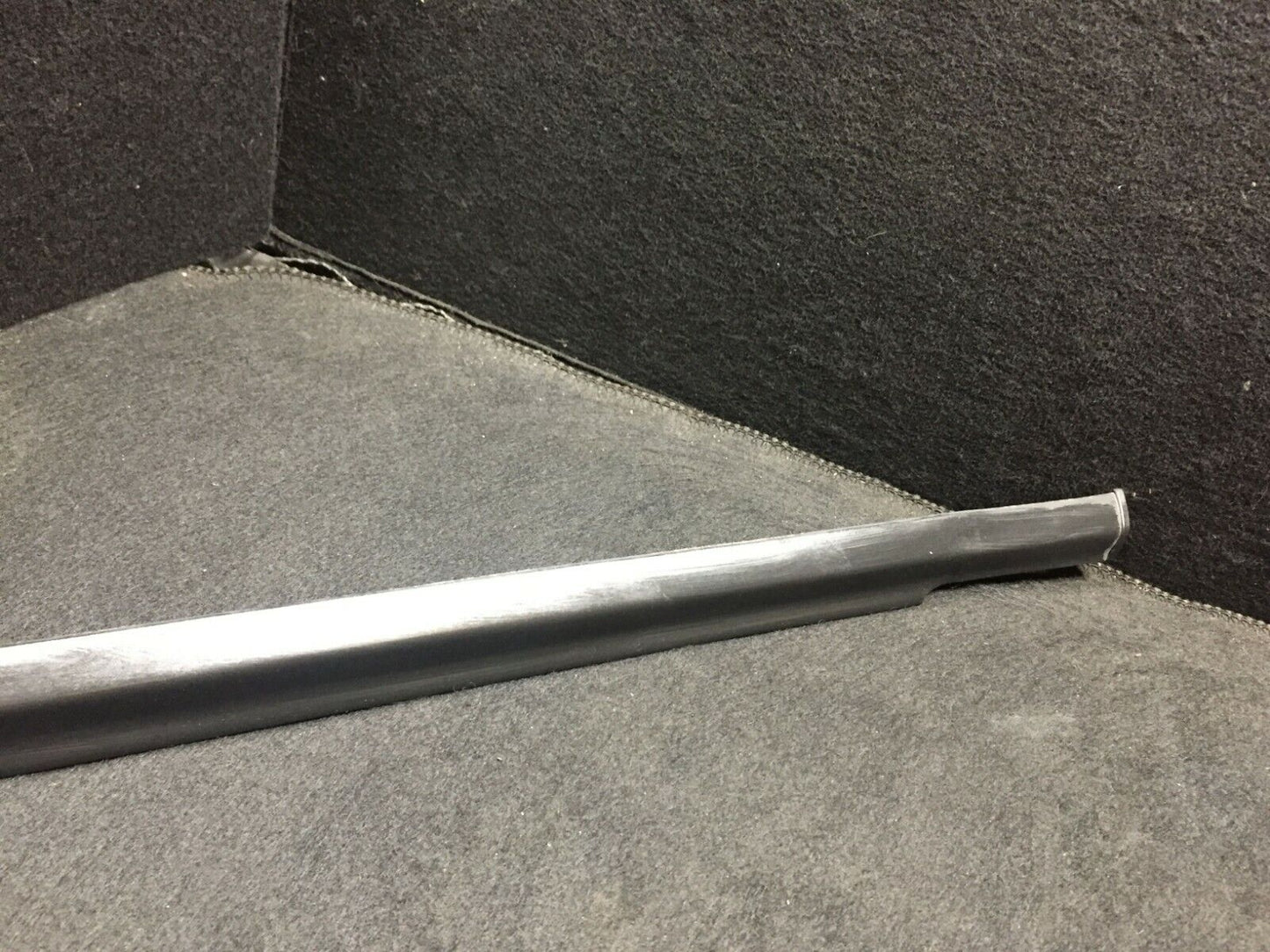 99 00 01 02 03 Mercedes W163 Rear Driver Side Door Window Glass Molding OEM D34