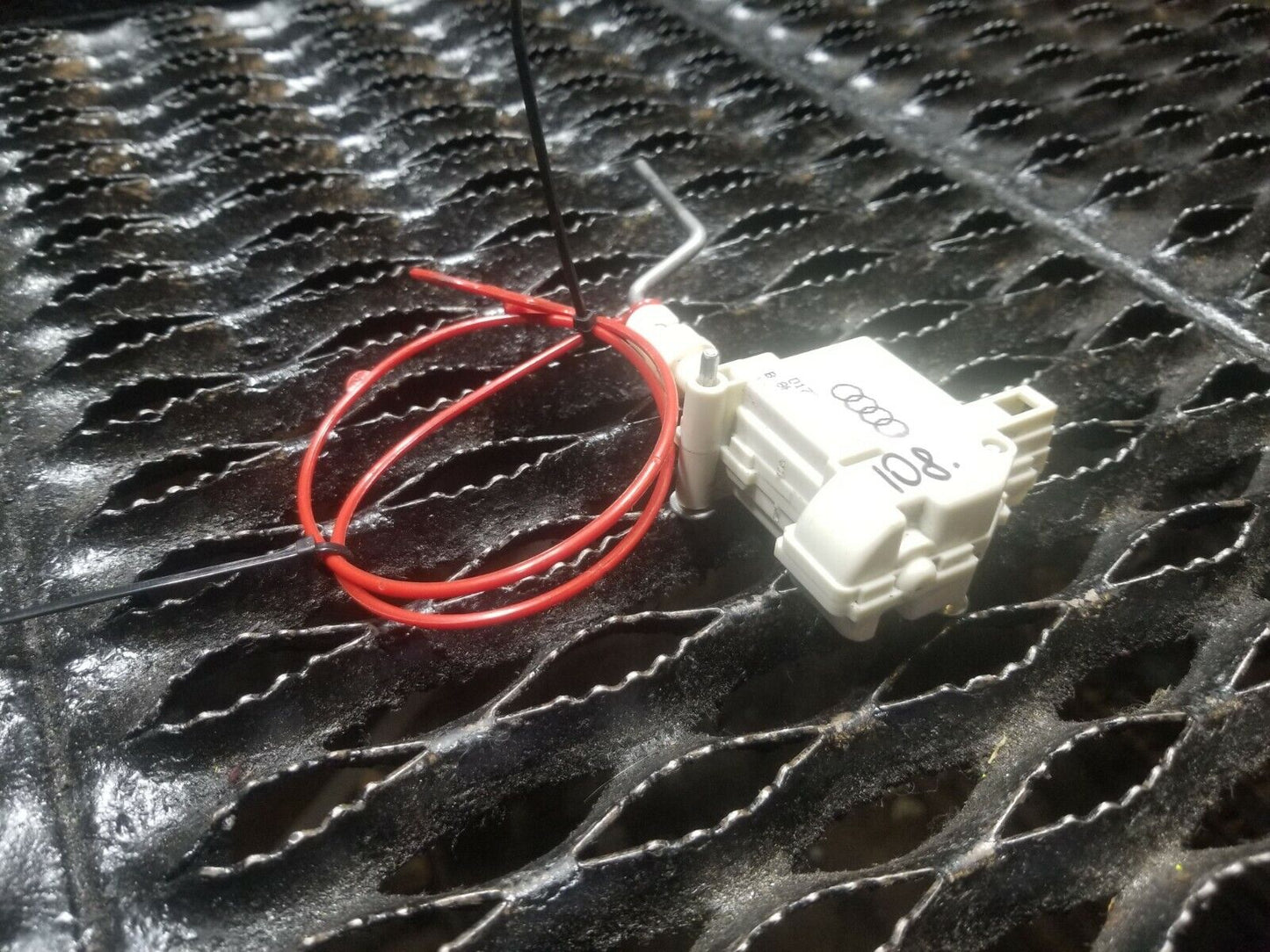 02 03 04 05 06 Audi A4 Convertible Gas Tank Lock Release Actuator Motor OEM #108