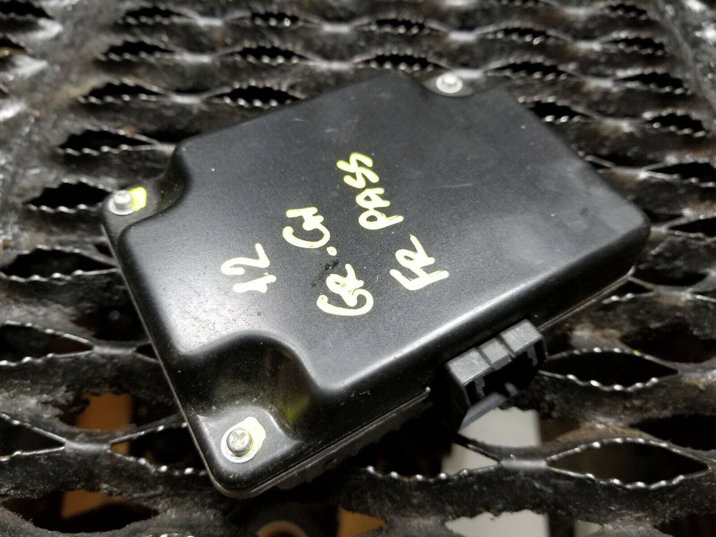 11 12 13 Jeep Grand Cherokee Front Right Passenger Seat Power Inverter OEM