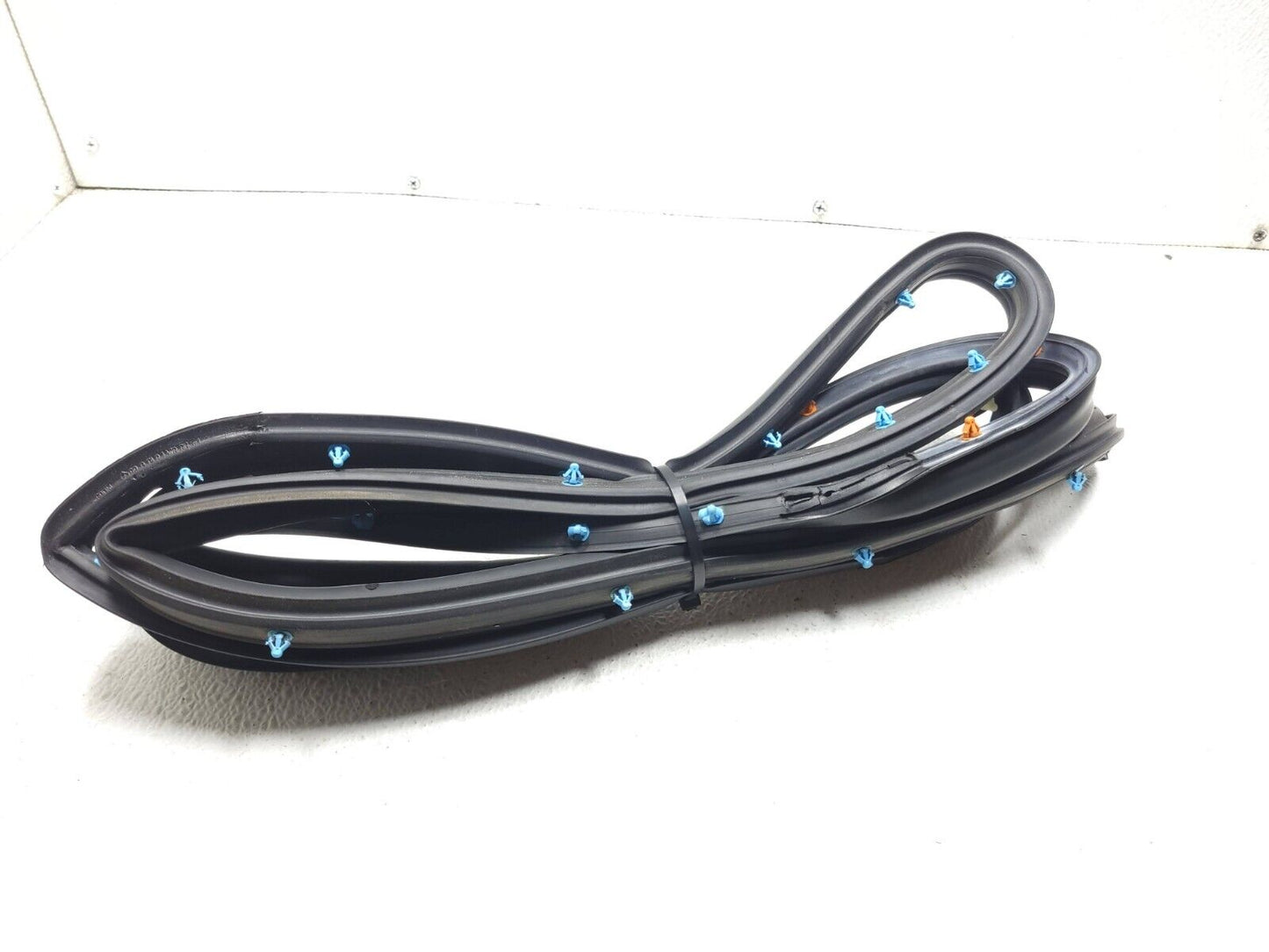 14 15 16 17 18 Jeep Cherokee Rear Door Weatherstrip Seal Passenger Side Rh OEM