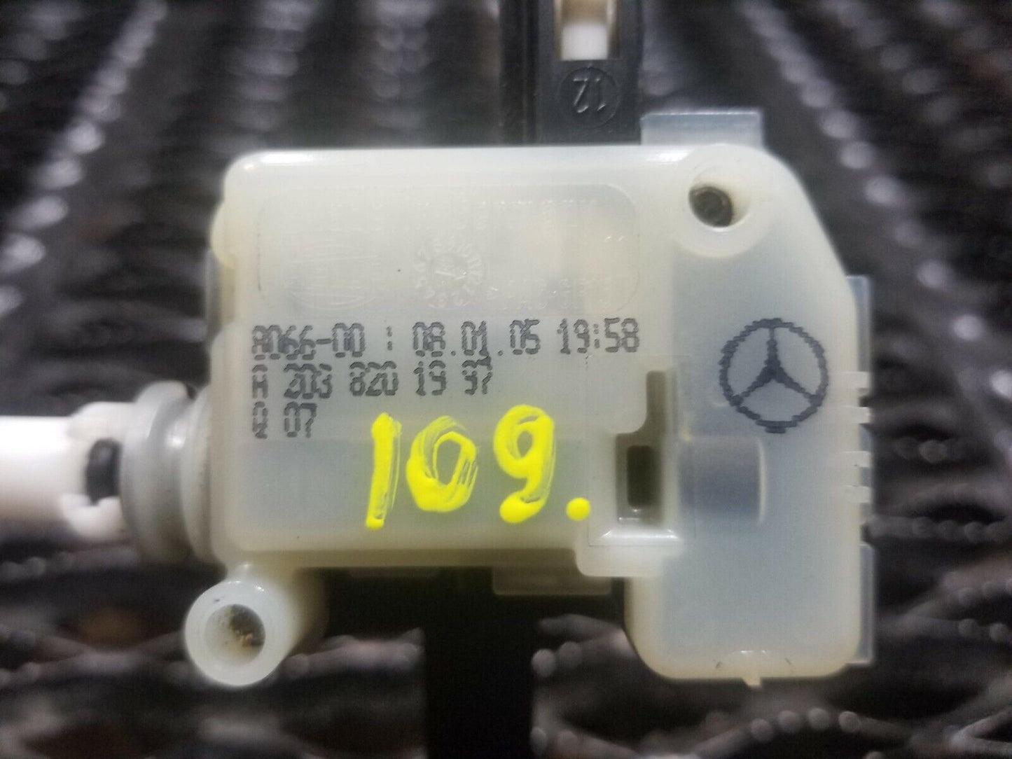 05 2005 Mercedes W211 E350 E320 Gas Fuel Tank Release Actuator Motor OEM #109