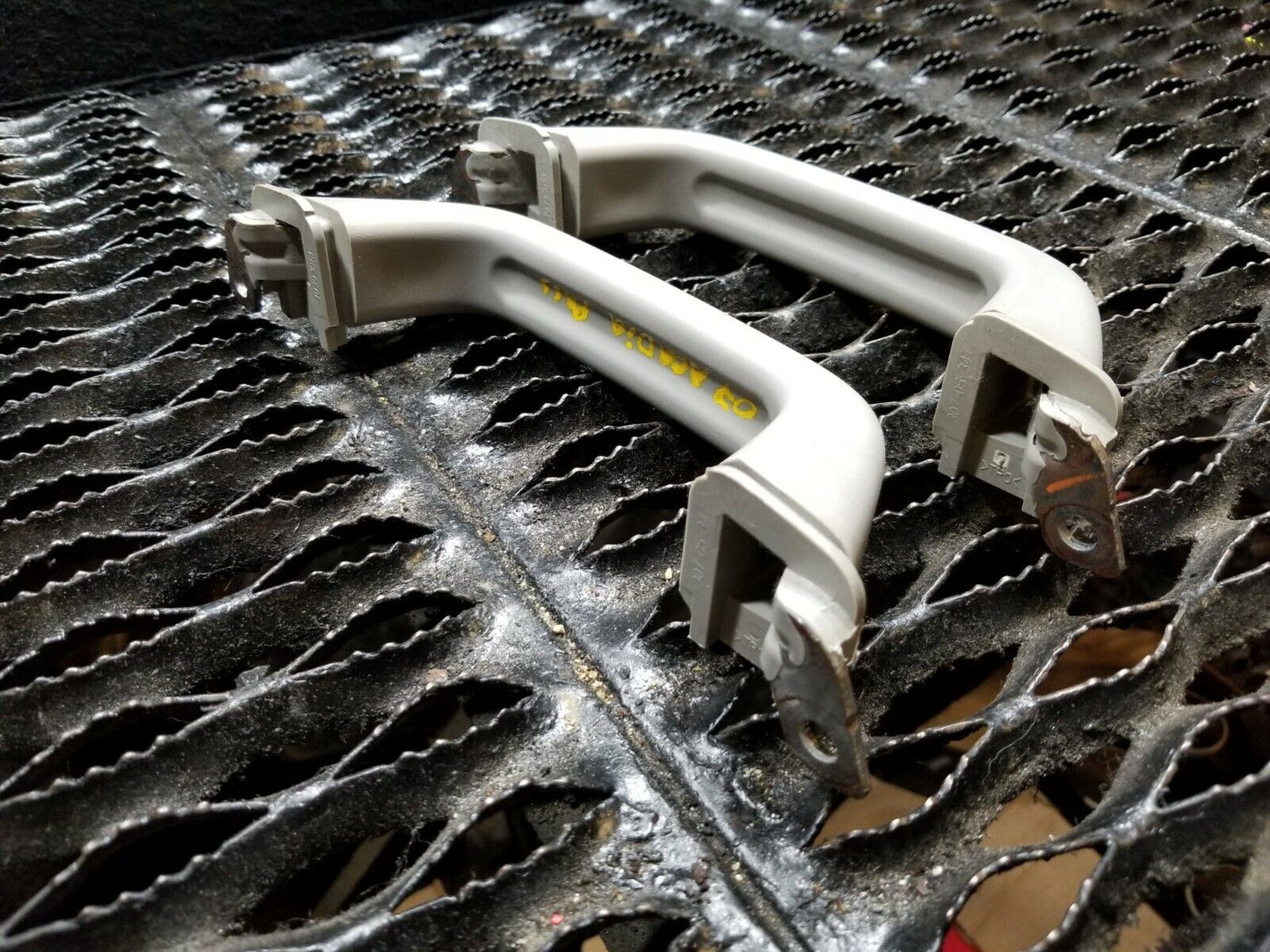 07 08 09 10 11 12 GMC Acadia Center B Pillar Grab Handle Left & Right (pair) OEM