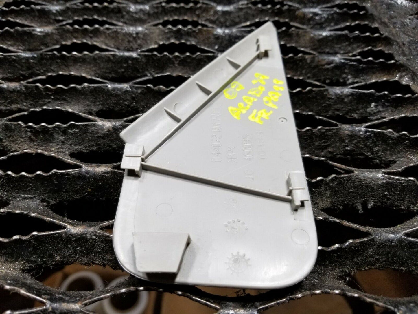 07 08 09 10 11 12 GMC Acadia Front Right Pass Seat Seatbelt Belt Cover Trim OEM