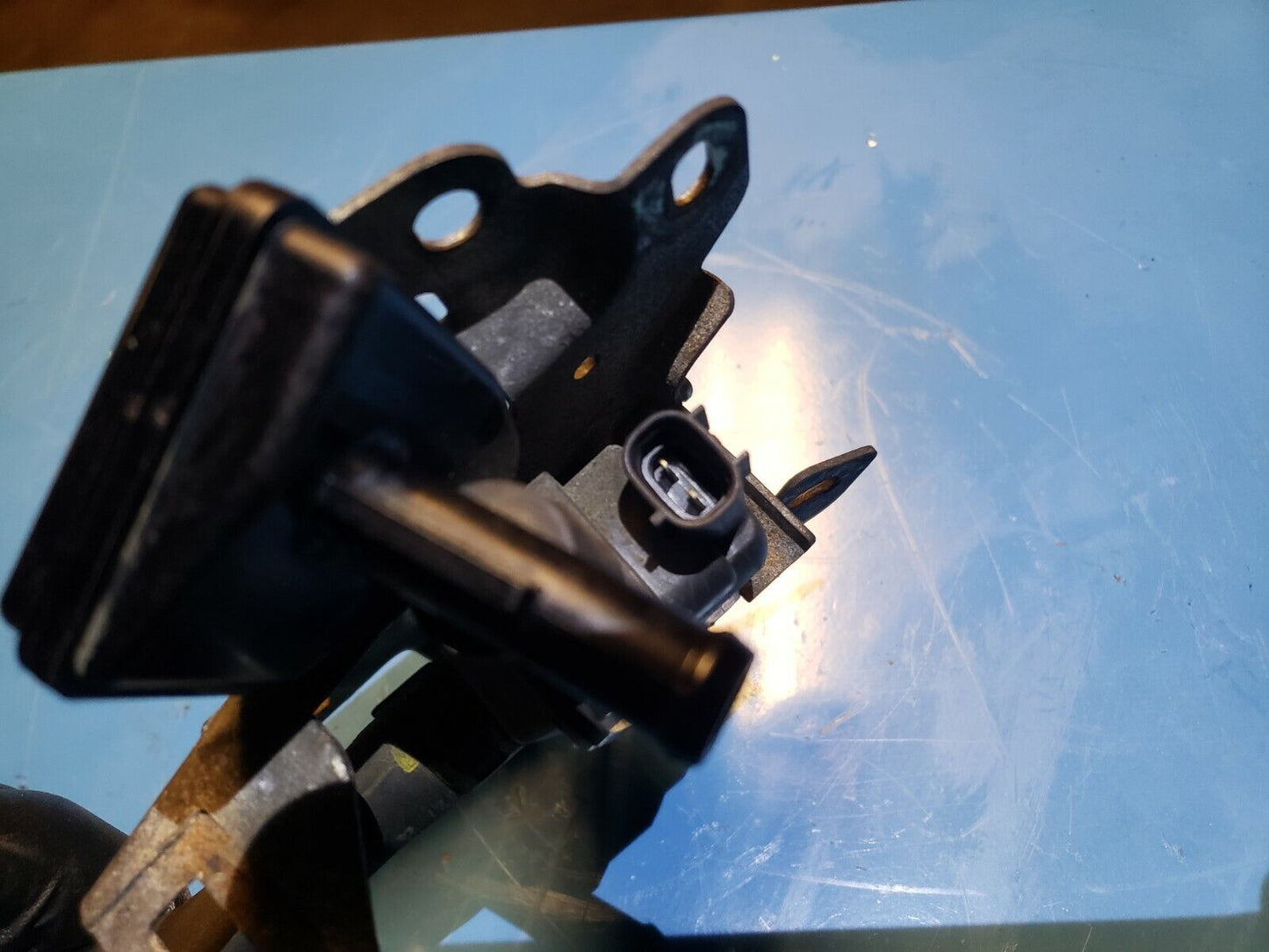 10 11 12 13 Mazda 3 2.0l Fuel Vapor Purge Valve Solenoid W/ Bracket OEM