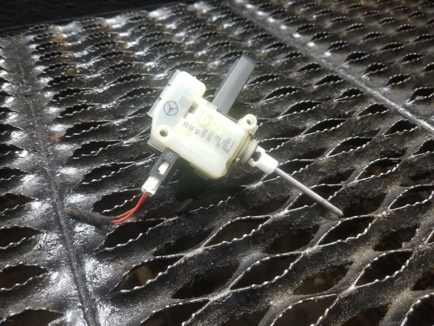 05 2005 Mercedes W211 E350 E320 Gas Fuel Tank Release Actuator Motor OEM #109