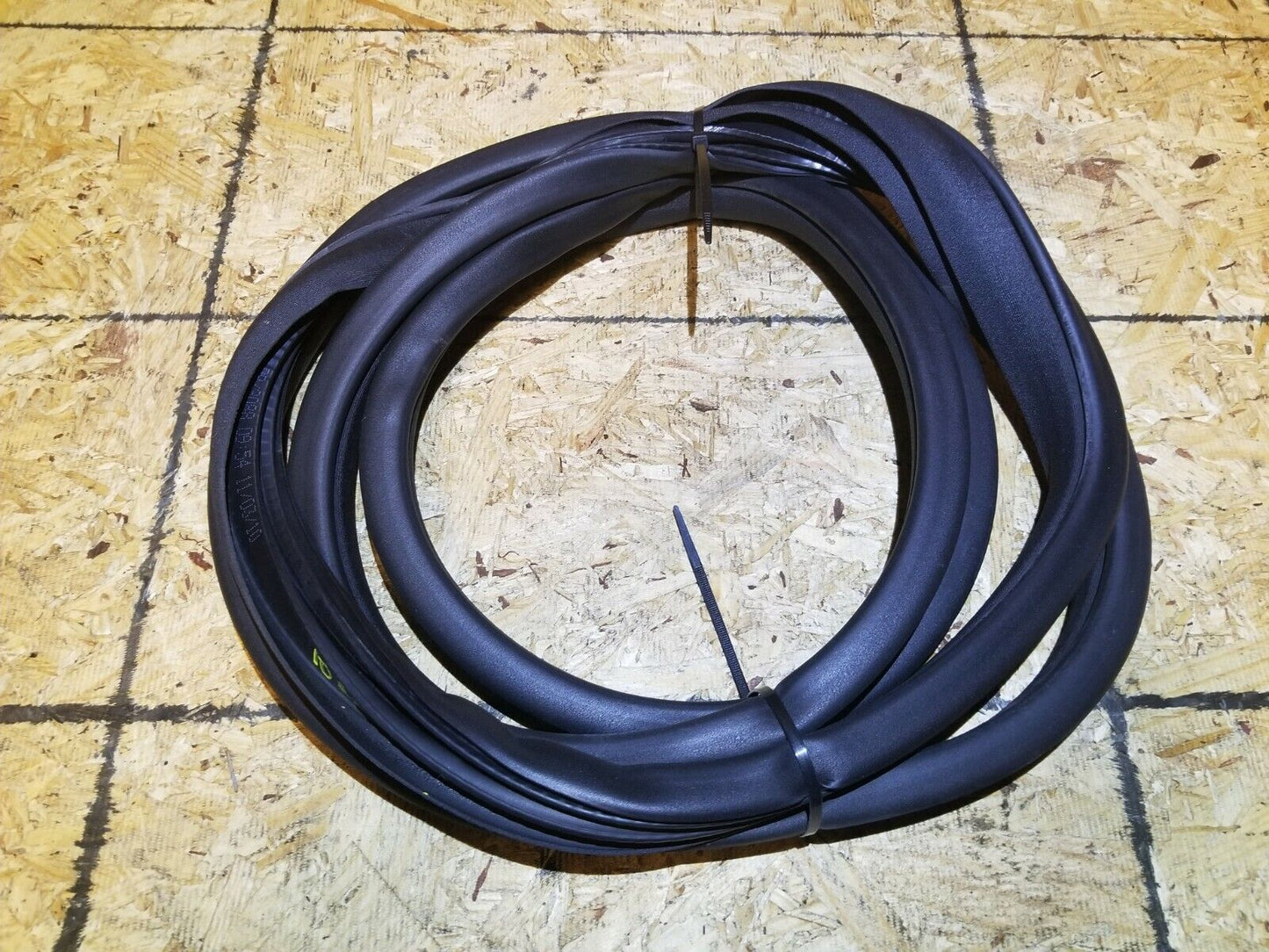 07 08 09 10 Mercedes-benz R350 Rear Left Driver Door Weatherstrip Seal OEM