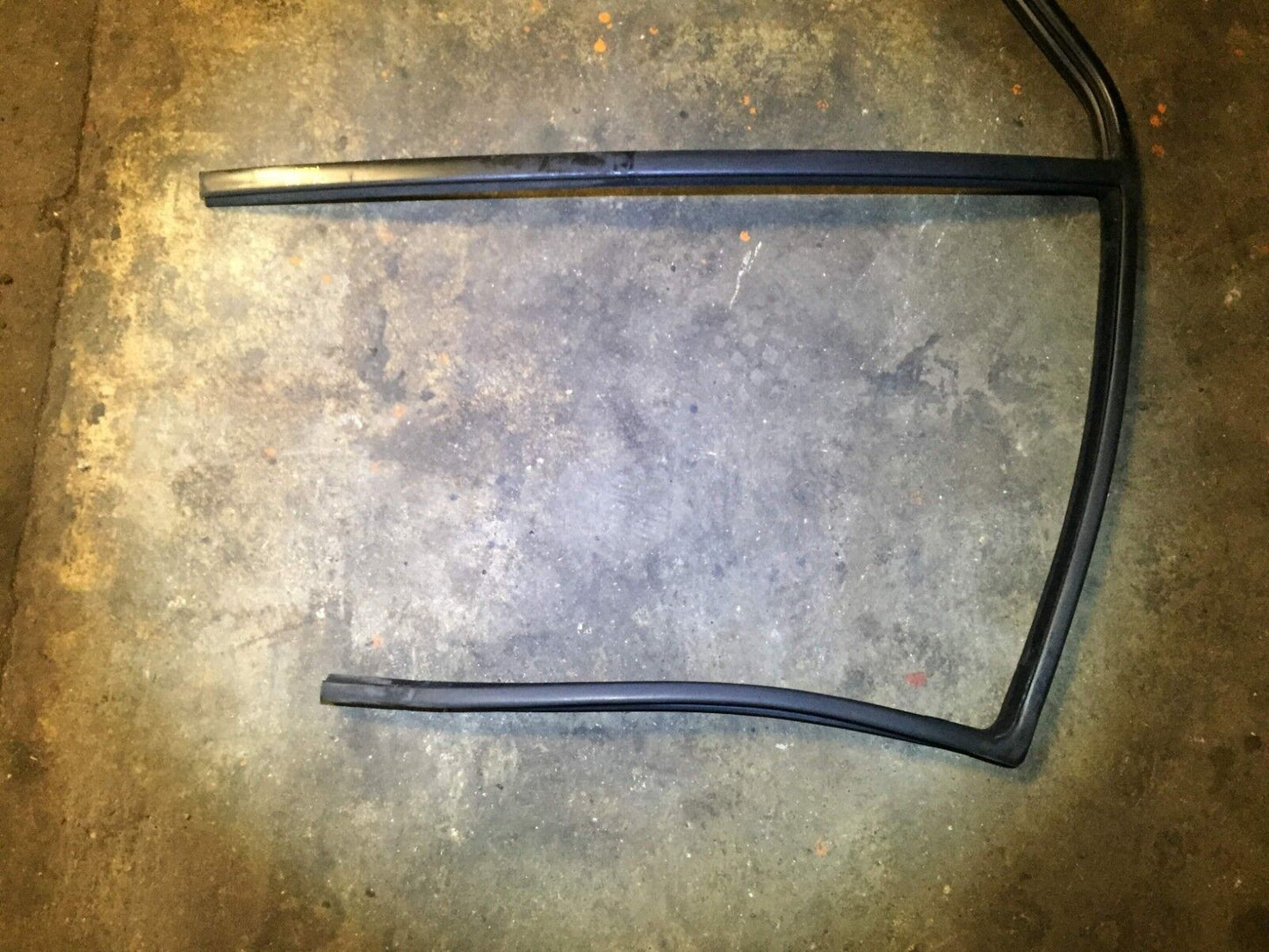 98 99 00 01 Mercedes W163 Ml320 Rear Driver Outer Weahetstrip Seal OEM D34