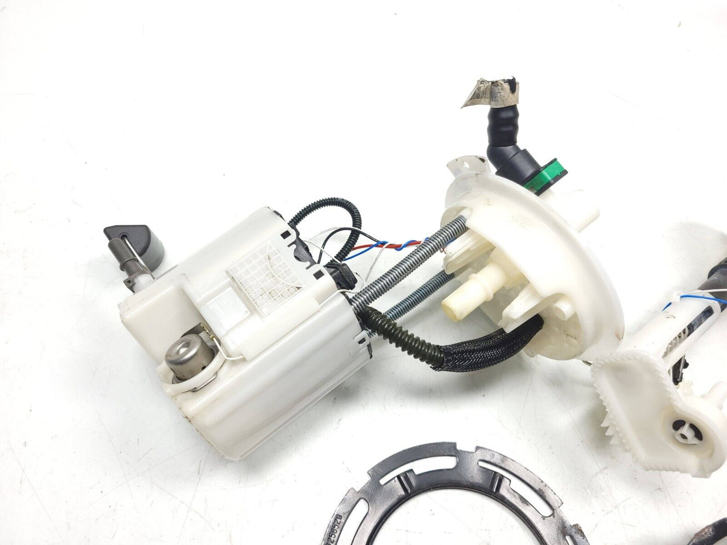 2013 - 2018 Cadillac Ats Fuel Pump & Sending Unit 2pcs OEM