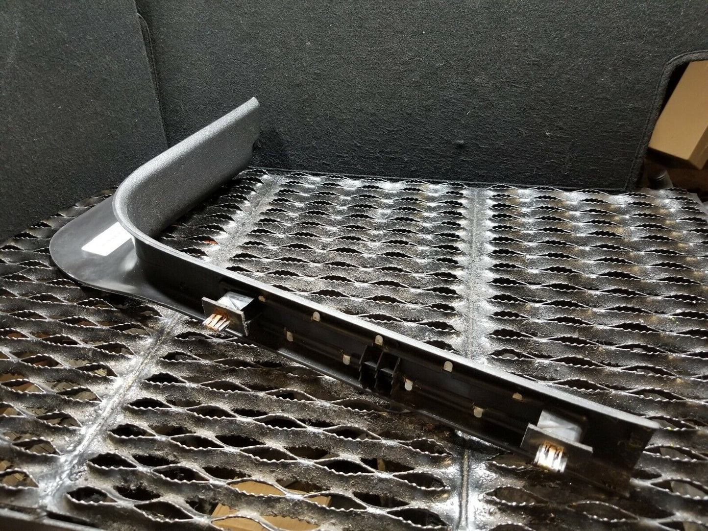 07 08 09 10 11 12 GMC Acadia Front Driver Door Sill Trim Panel Scuff Plate OEM