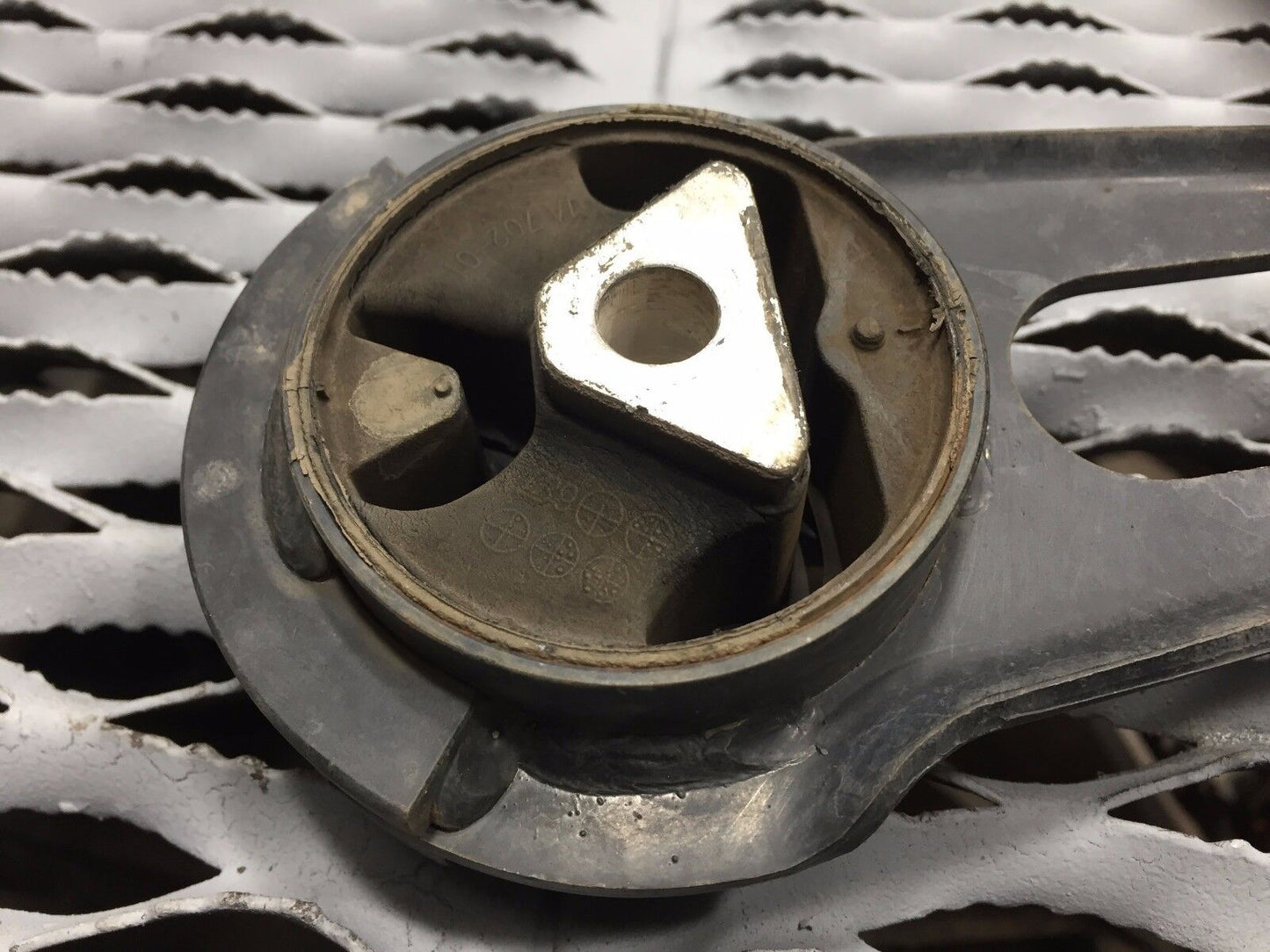 14 15 16 17 Nissan Versa Sdn Engine Motor Mount Right Passenger Side OEM
