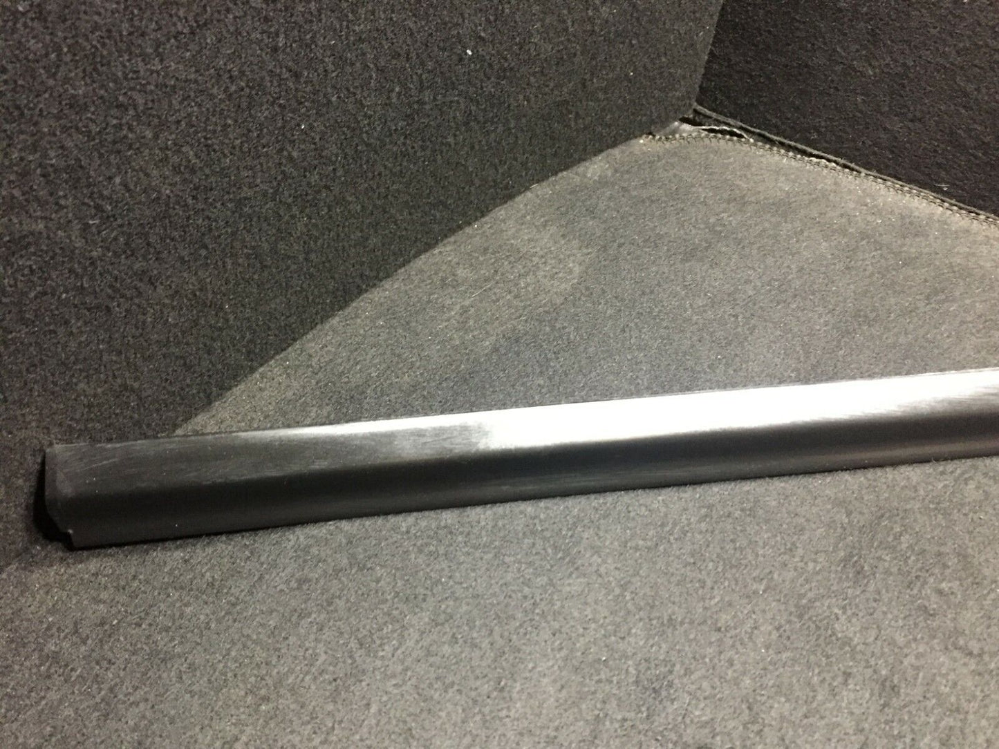 99 00 01 02 03 Mercedes W163 Rear Driver Side Door Window Glass Molding OEM D34