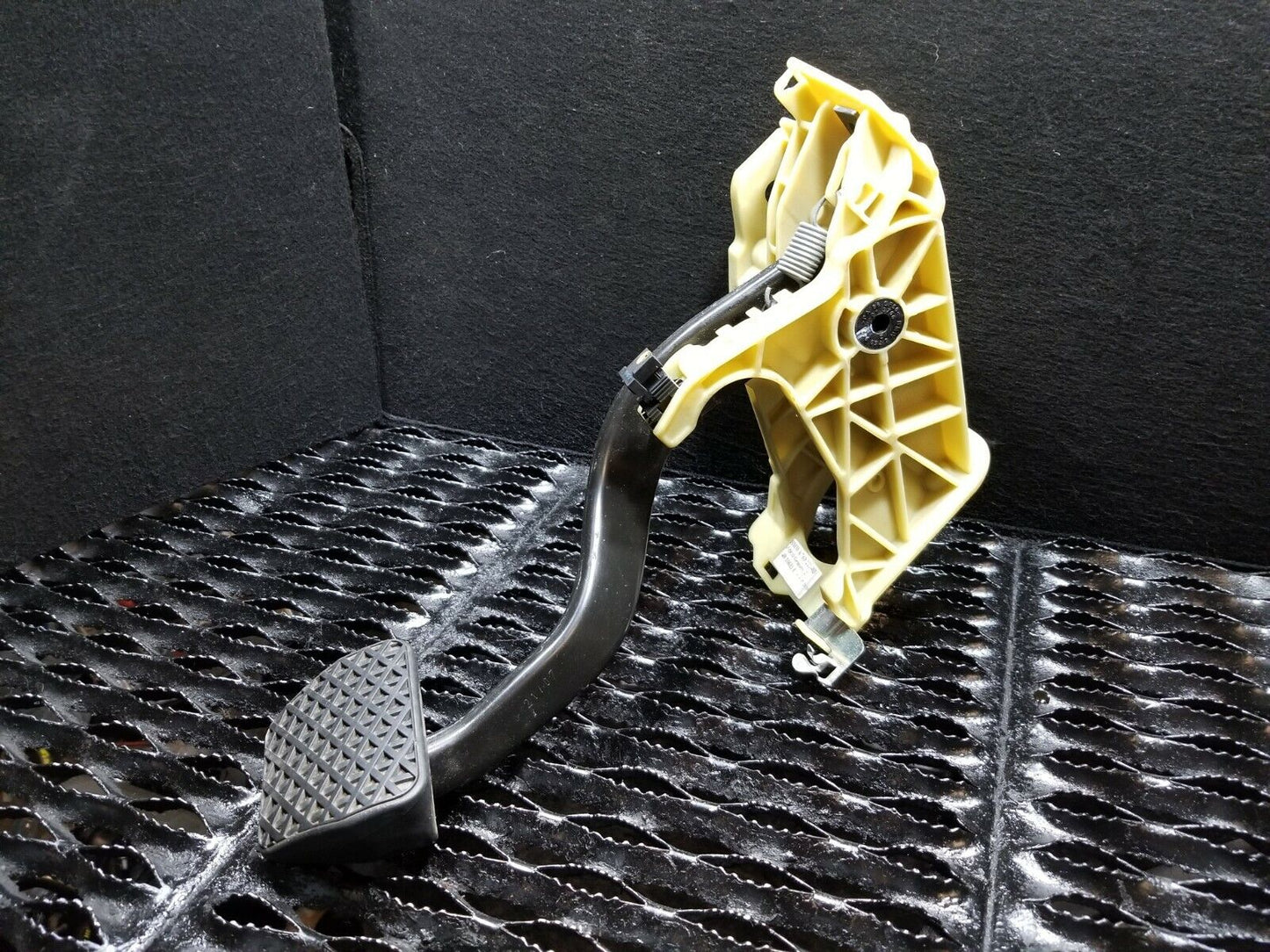 06 07 08 09 10 BMW 650i E63 Brake Pedal OEM