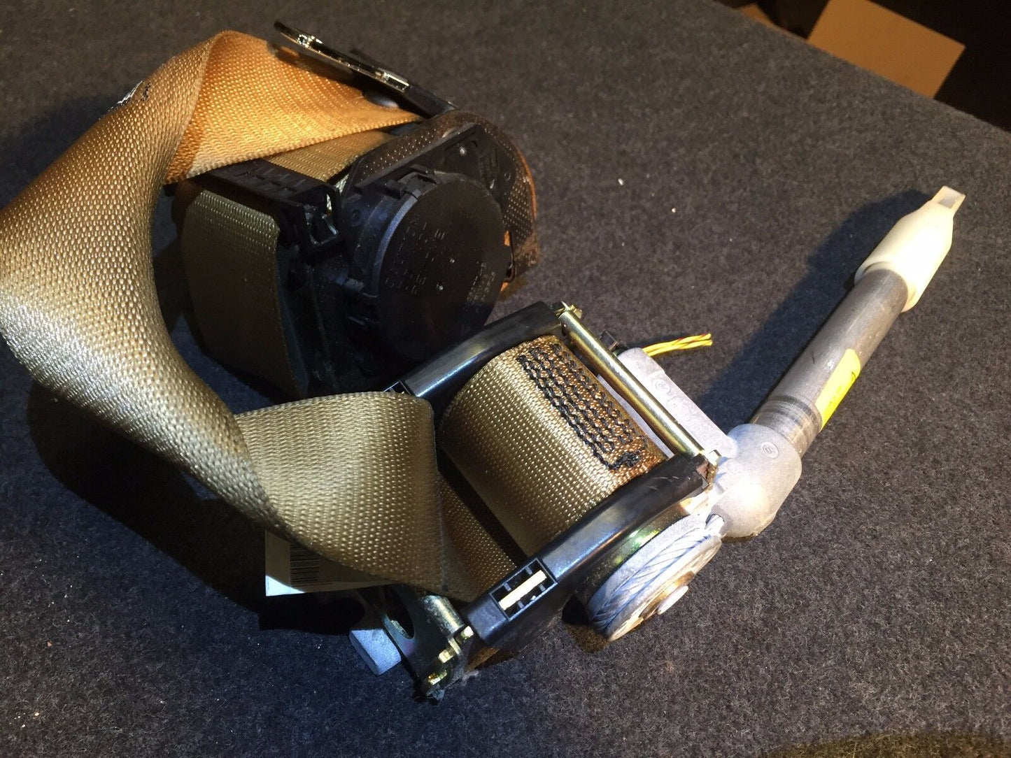 02 03 04 05 BMW 745i E65 E66 Rear Right Passenger Side Seat Belt Retractor OEM