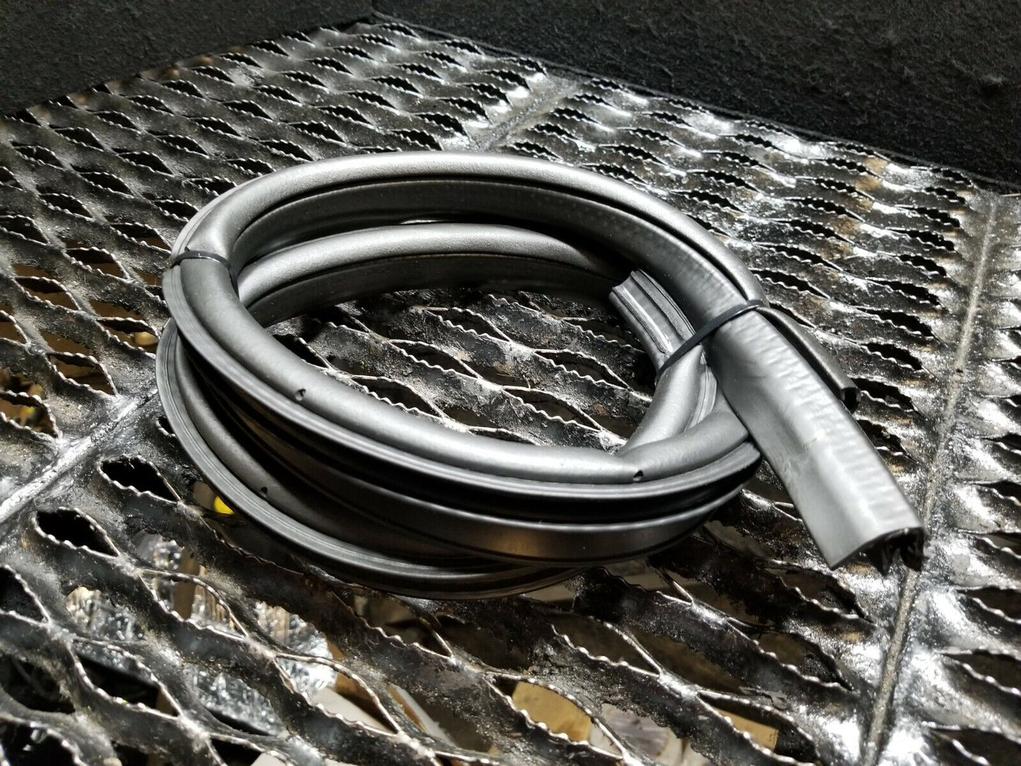 07 08 09 10 11 12 Dodge Caliber Rear Door Weatherstrip Seal Passenger Right OEM