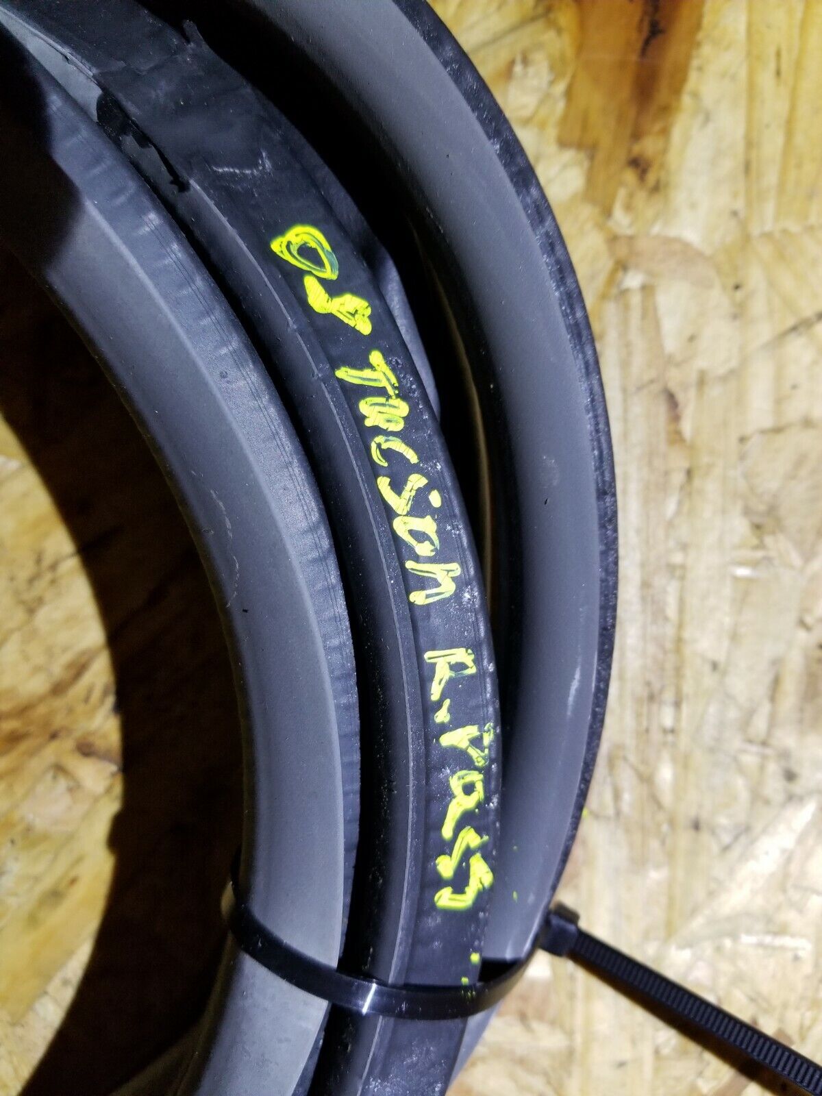 07 08 09 Hyundai Tucson Rear Right Pass Side Door Weatherstrip Seal OEM 89k