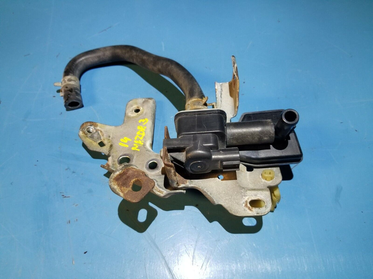 2014 2015 2016 Mazda 3 2.0l Fuel Vapor Purge Valve Solenoid W/ Bracket OEM 16k