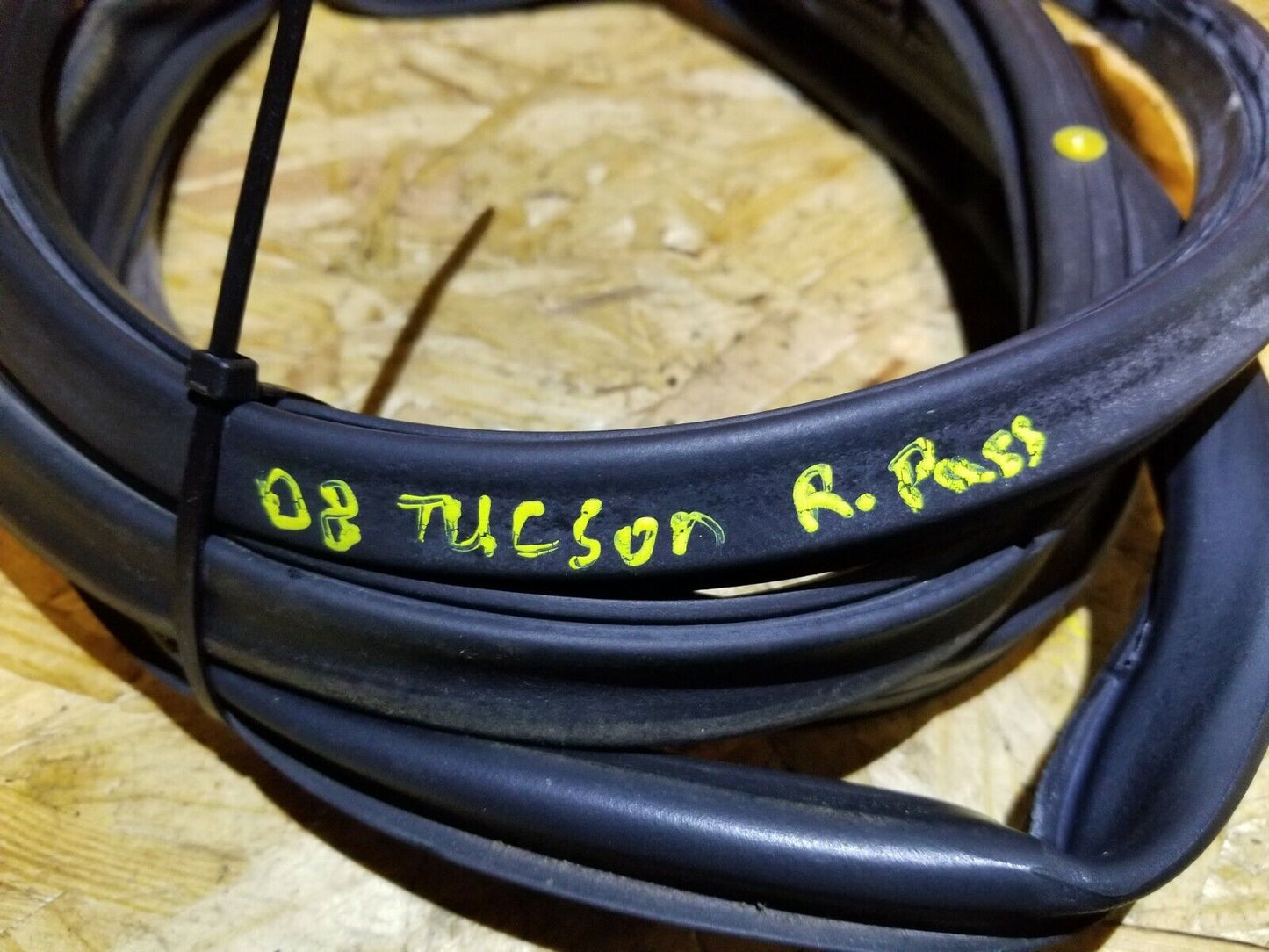 07 08 09 Hyundai Tucson Rear Right Passenger Side Door Weatherstrip Seal OEM 89k