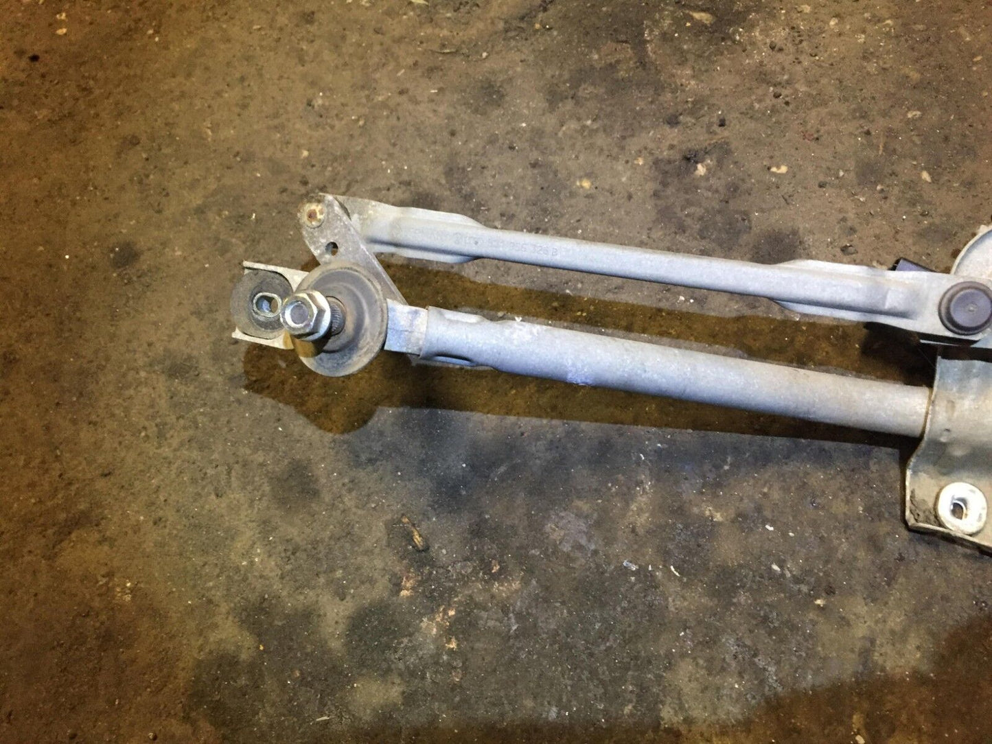 02 03 04 05 Volkswagen Passat Windshield Wiper Motor Transmission OEM D23
