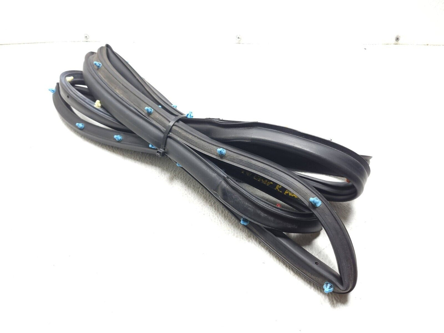 14 15 16 17 18 Jeep Cherokee Rear Door Weatherstrip Seal Passenger Side Rh OEM