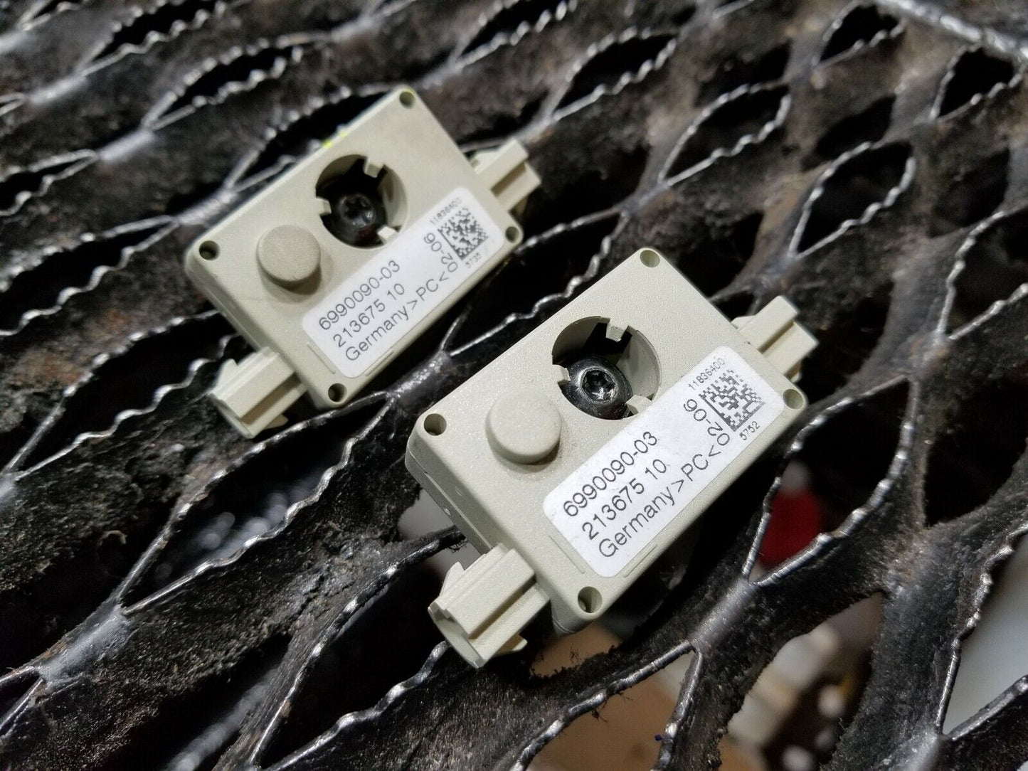 04 05 06 BMW X3 E83 Trap Circuit Antenna 2pcs 6990090 OEM