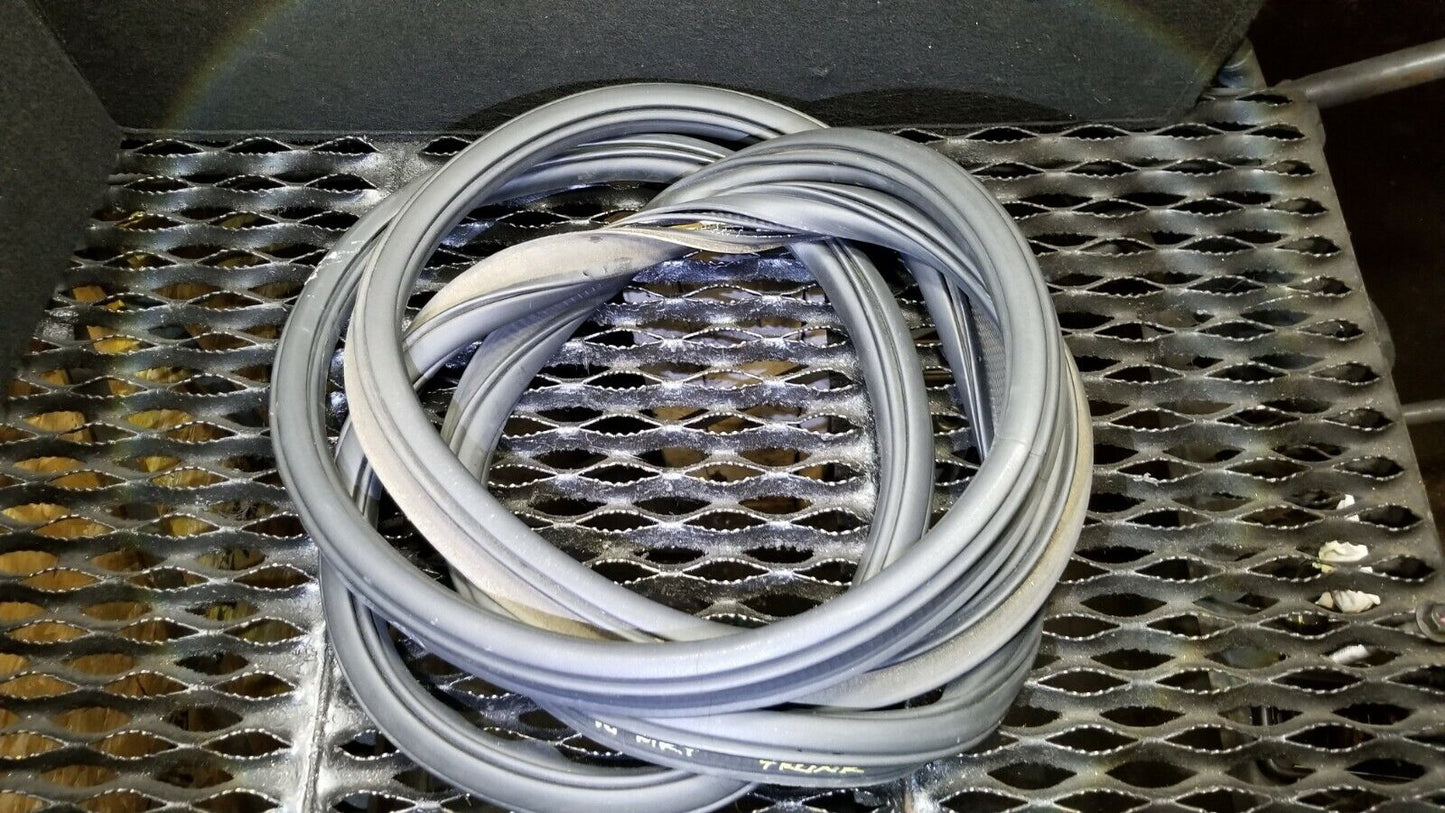 10 11 12 Lincoln MKT Trunk Lid Tailgate Liftgate Weatherstrip Seal OEM