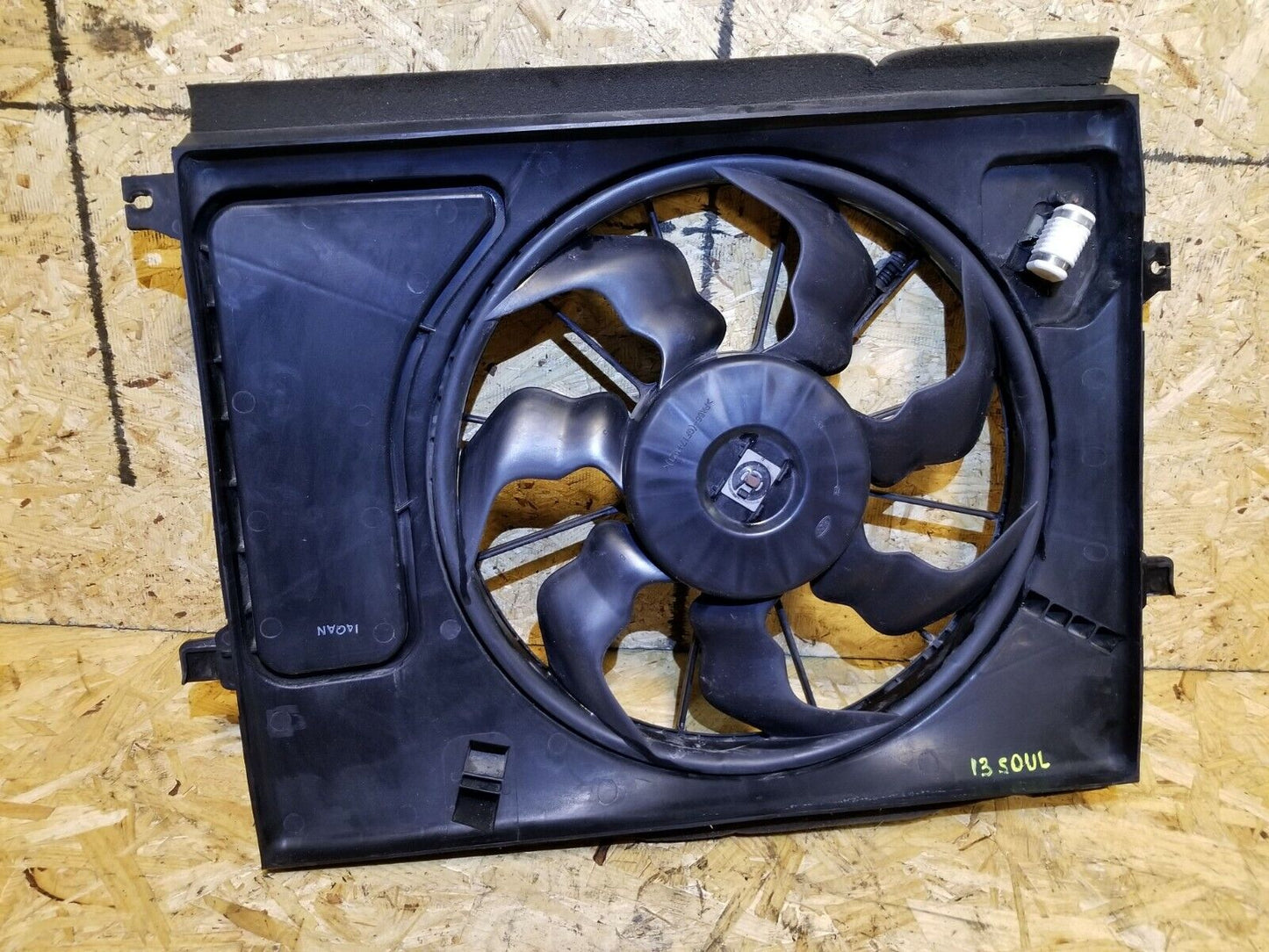 11 12 13 Kia Soul 1.6l Radiator Cooling Fan Motor W/ Shroud Assy OEM