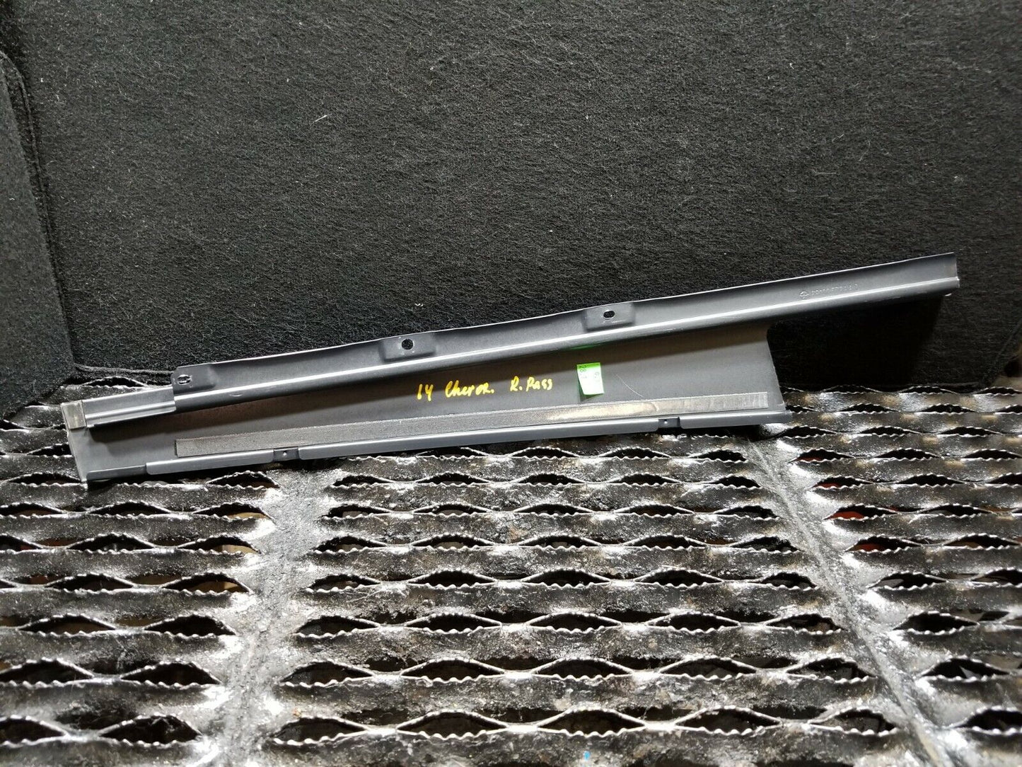 14 15 16 17 Jeep Cherokee Rear Door Window B Pillar Molding Pass Side Right OEM