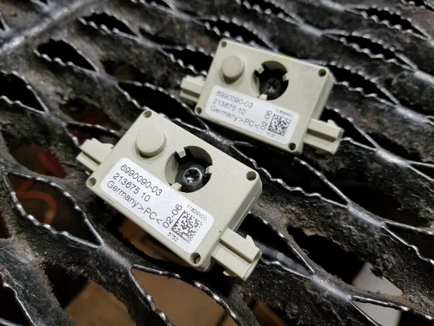 04 05 06 BMW X3 E83 Trap Circuit Antenna 2pcs 6990090 OEM