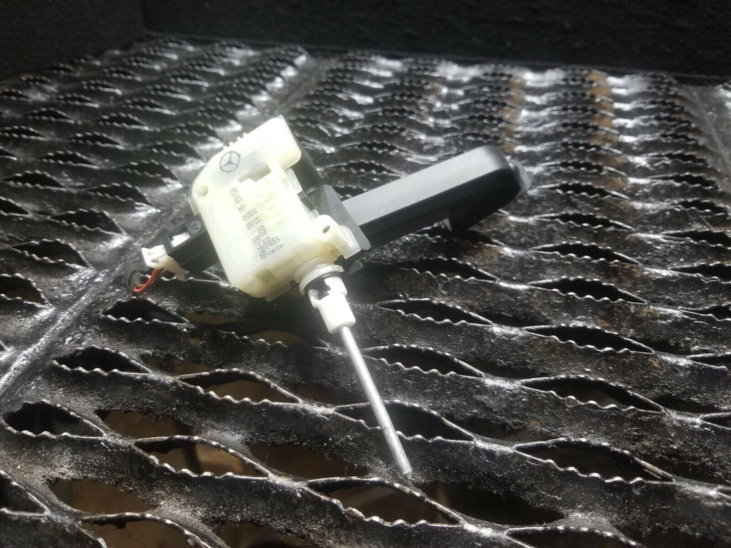 05 2005 Mercedes W211 E350 E320 Gas Fuel Tank Release Actuator Motor OEM #109