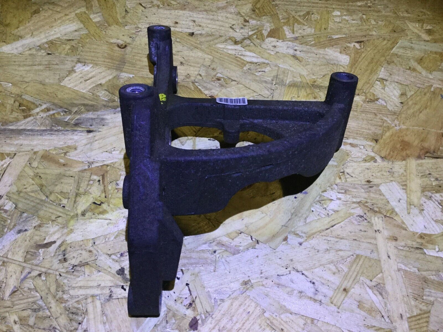 05 06 07 Cadillac CTS 2.8l A/c AC Compressor Mounting Bracket OEM