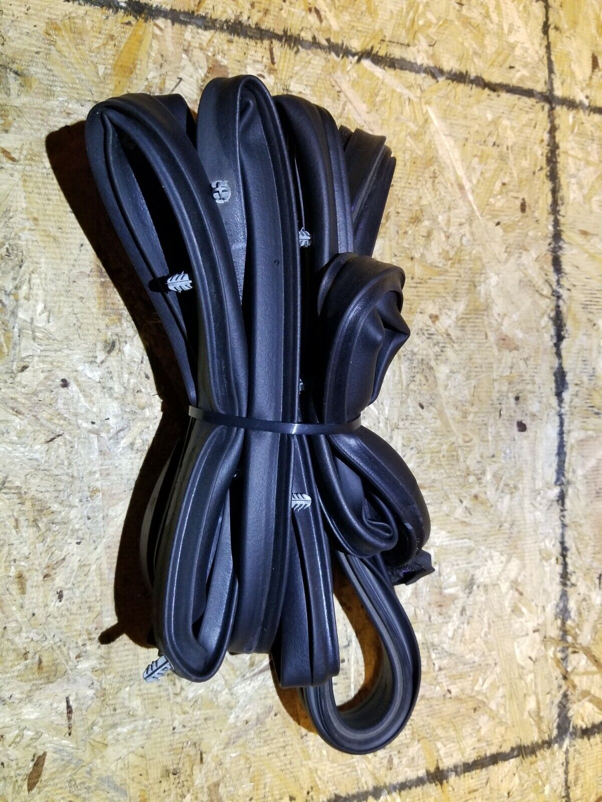 12 13 14 15 16 17 Chrysler 300 Front Right Pass Side Door Weatherstrip Seal OEM