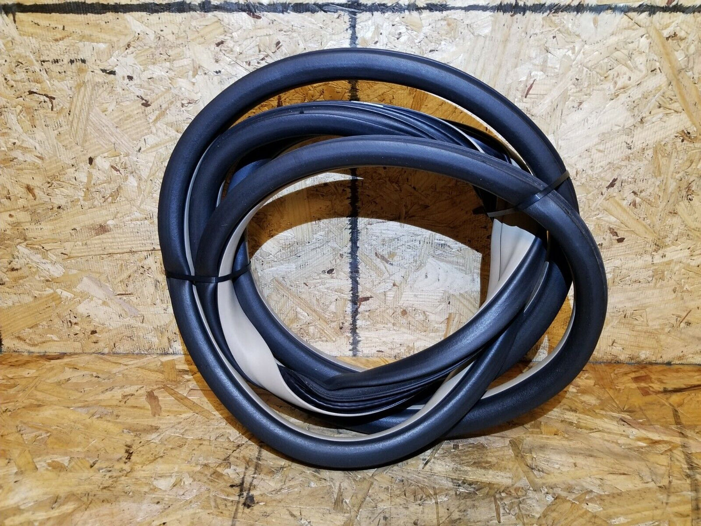 05 06 07 08 09 Cadillac SRX Rear Left Driver Side Door Weatherstrip Seal OEM