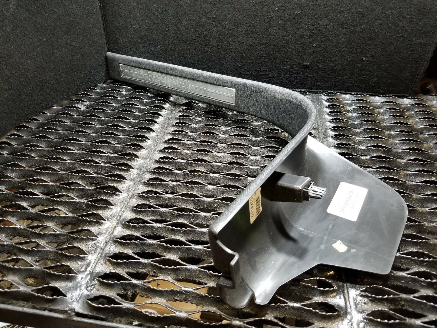 07 08 09 10 11 12 GMC Acadia Front Driver Door Sill Trim Panel Scuff Plate OEM
