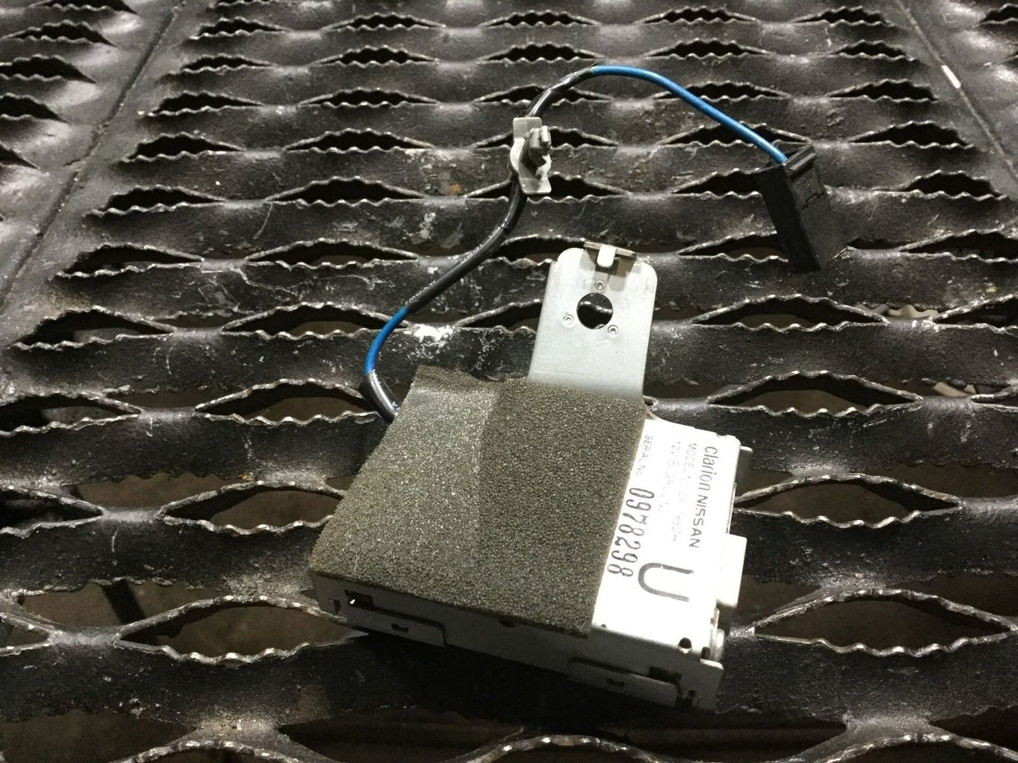 04-13  Nissan Infiniti Antenna Control With Module Receiver Clarion OEM