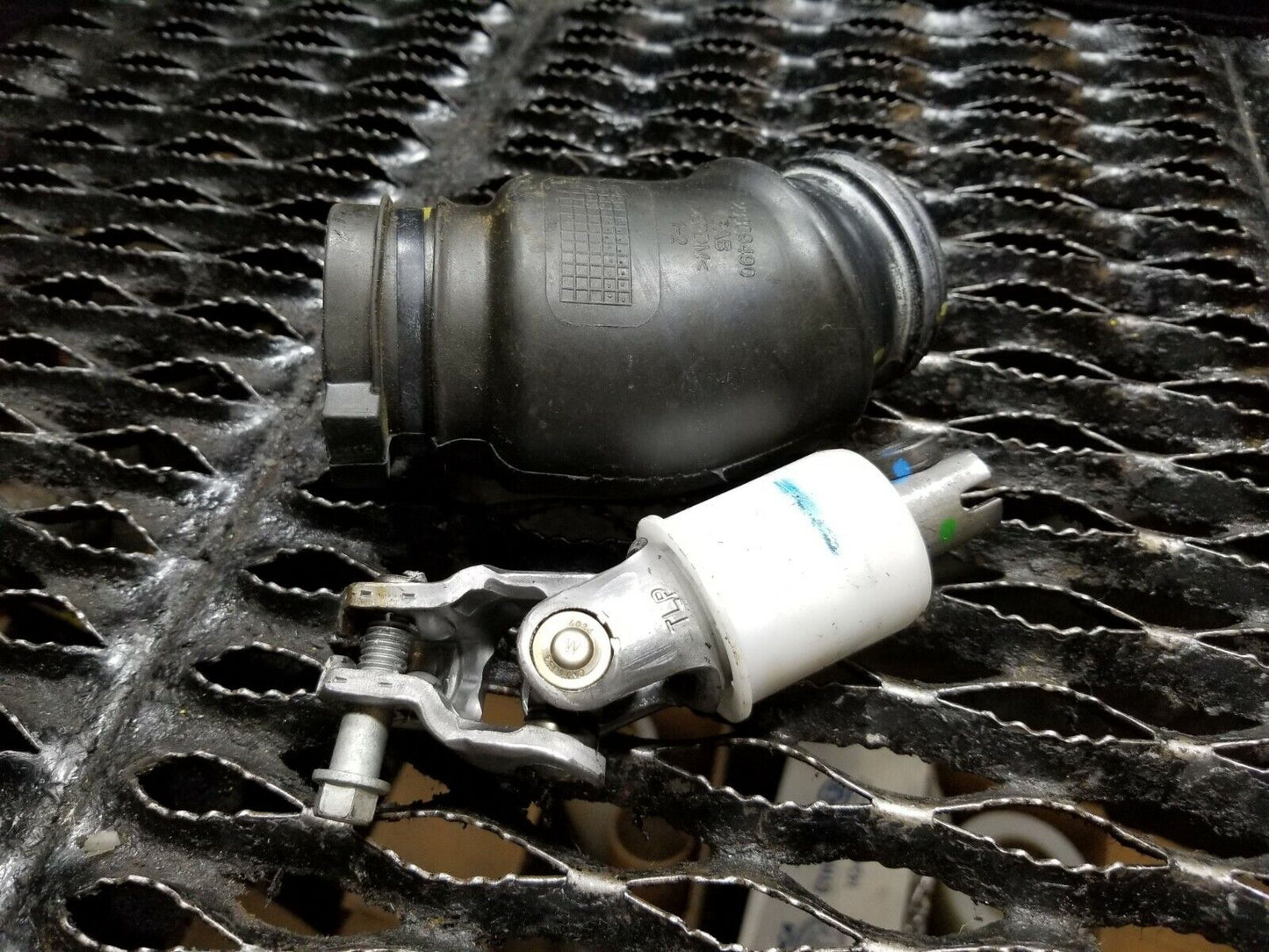16 17 18 19 Chevrolet Malibu Steering Column Lower Shaft OEM 3k