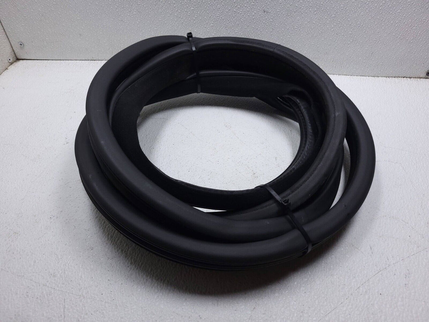 06 07 08 09 10 11 Mercedes Ml500 Door Weatherstrip Seal Front Right Pass OEM