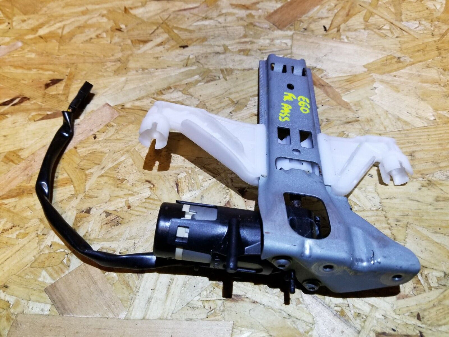 04 05 06 07 BMW 530xi E60 Front Seat Headrest Motor Passenger Right OEM