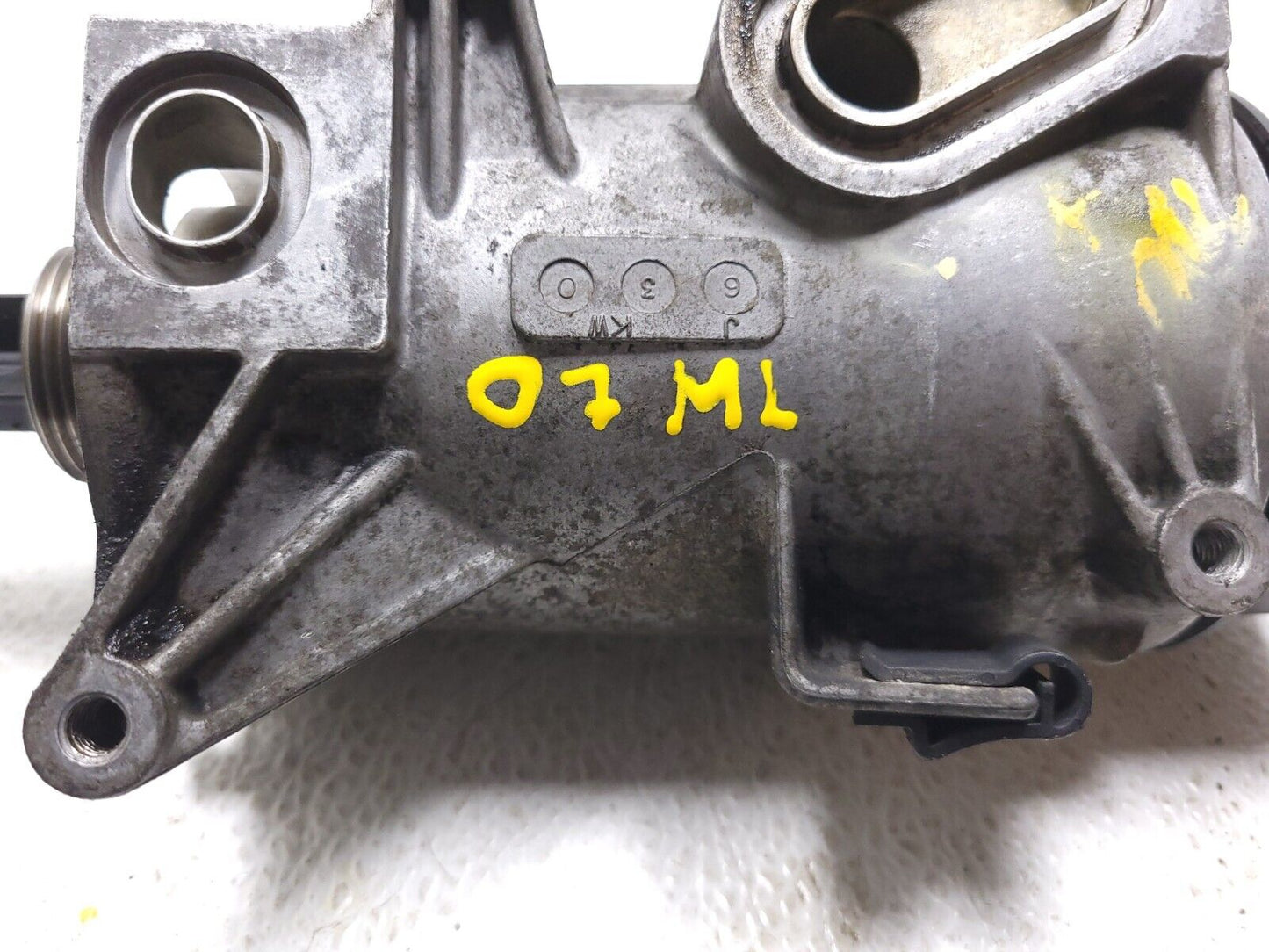 06 07 08 09 10 11 Mercedes Ml500 Oil Filter Housing OEM