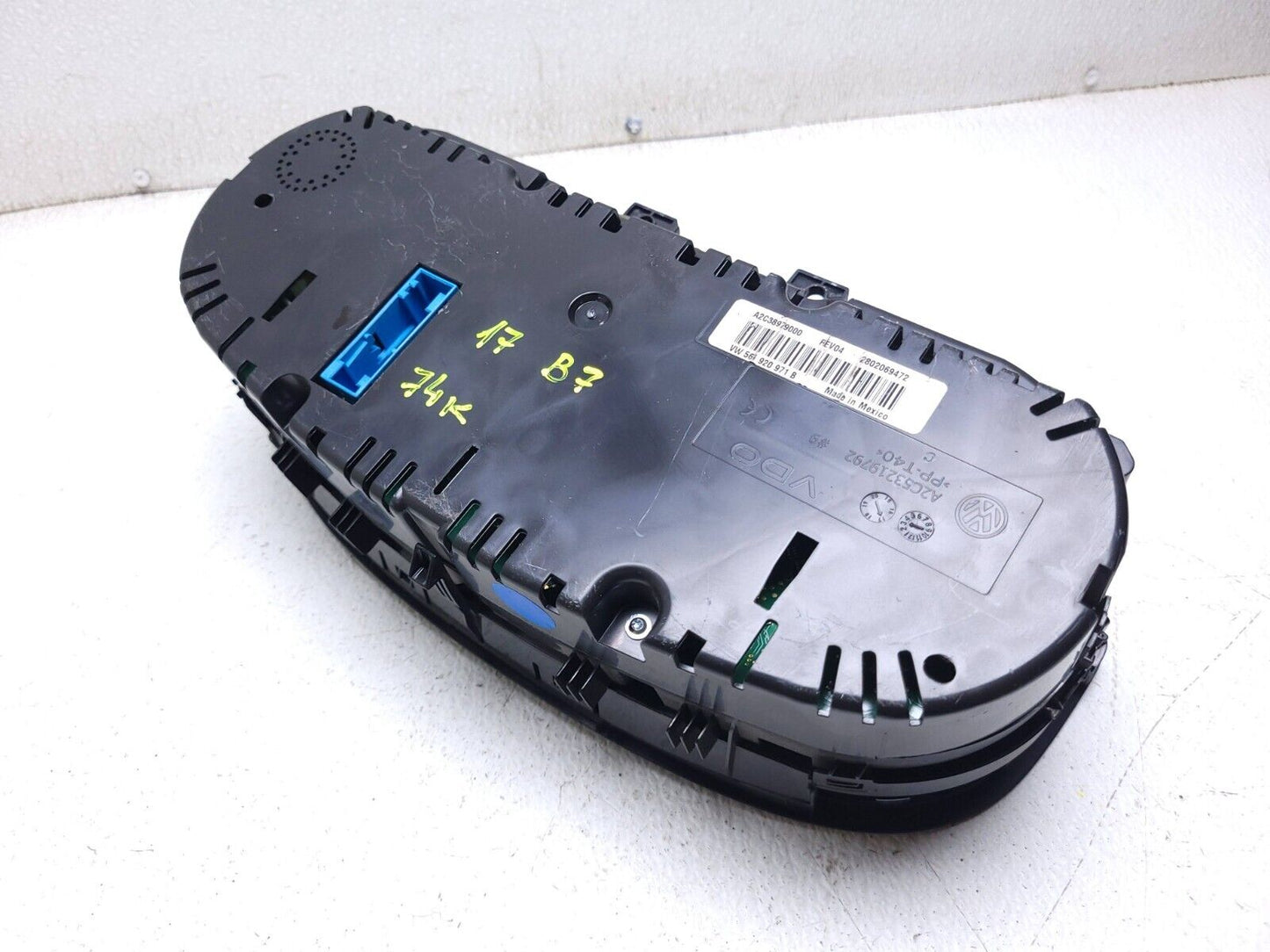 17-19 Volkswagen Passat Instrument Cluster Speedometer 561920971b OEM 74k