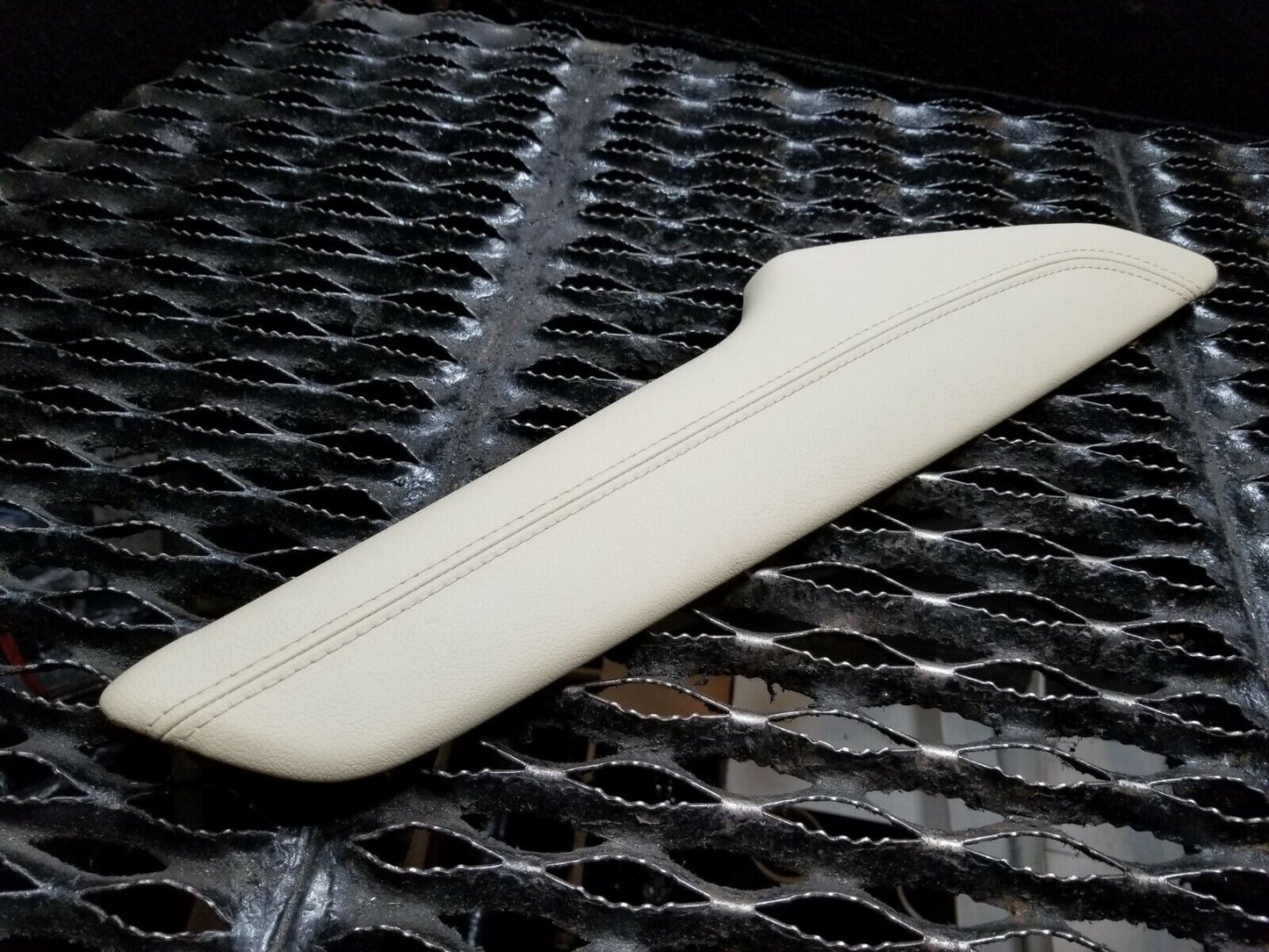 17 18 19 20 Cadillac Xt5 Front Floor Console Trim Right Passenger Side OEM 34k