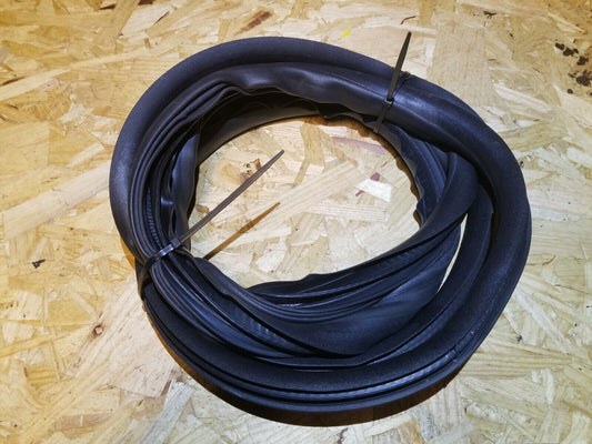 05 06 07 Volvo S40 Front Right Passenger Side Door Weatherstrip Seal OEM
