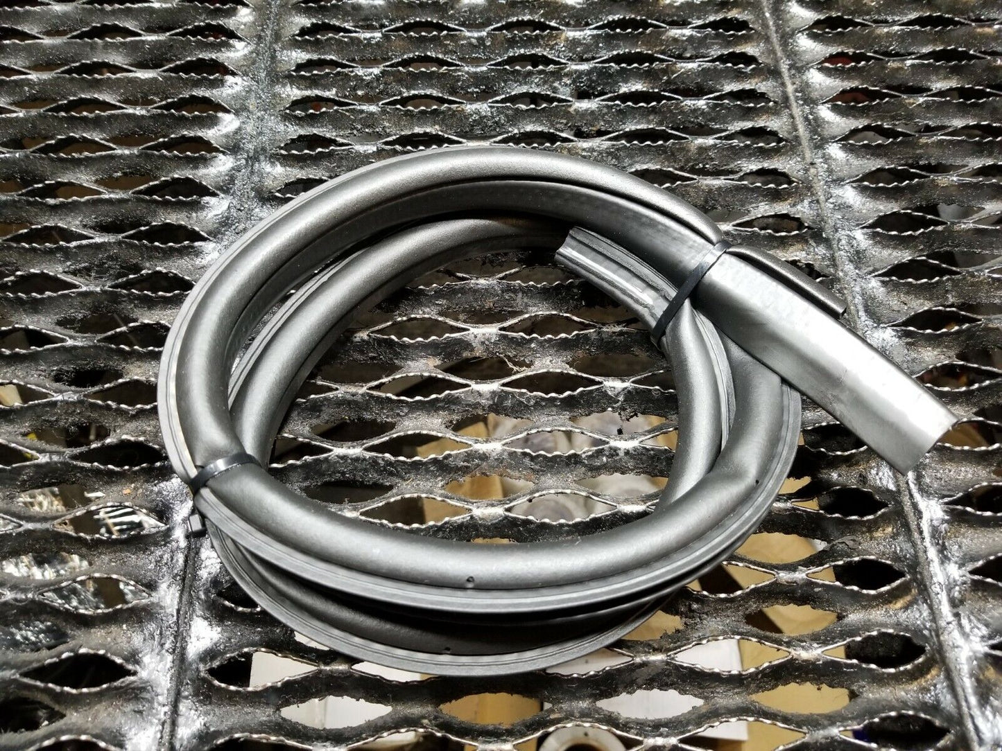 07 08 09 10 11 12 Dodge Caliber Rear Door Weatherstrip Seal Passenger Right OEM