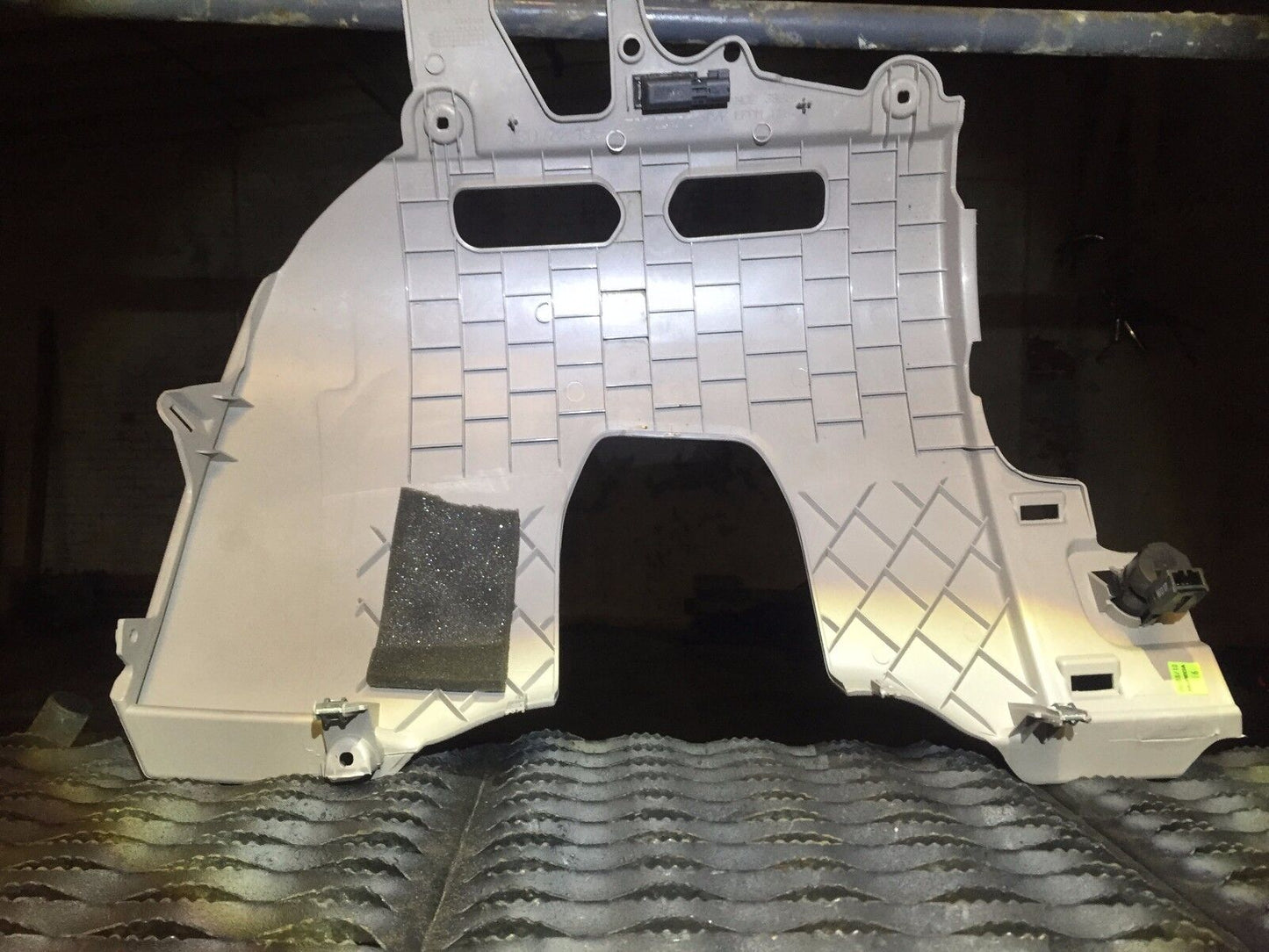 05 06 07 08 09 10 11 Volvo S40 Driver Lower Dash Cover Knee Guard 30722495 OEM